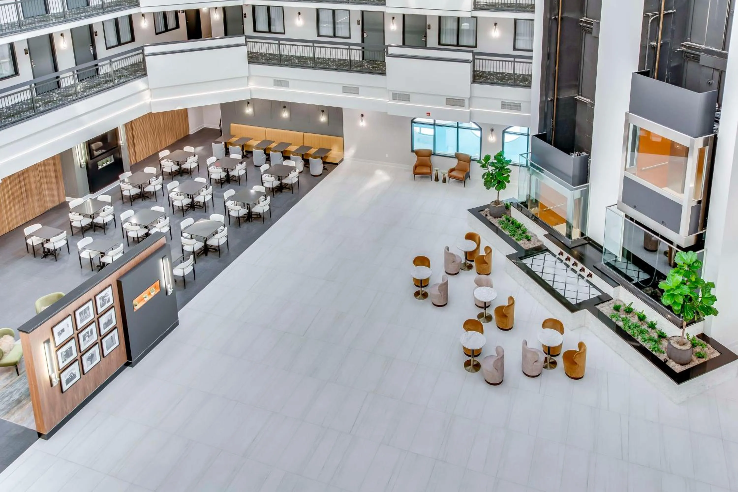 Lobby or reception in Embassy Suites by Hilton Louisville East