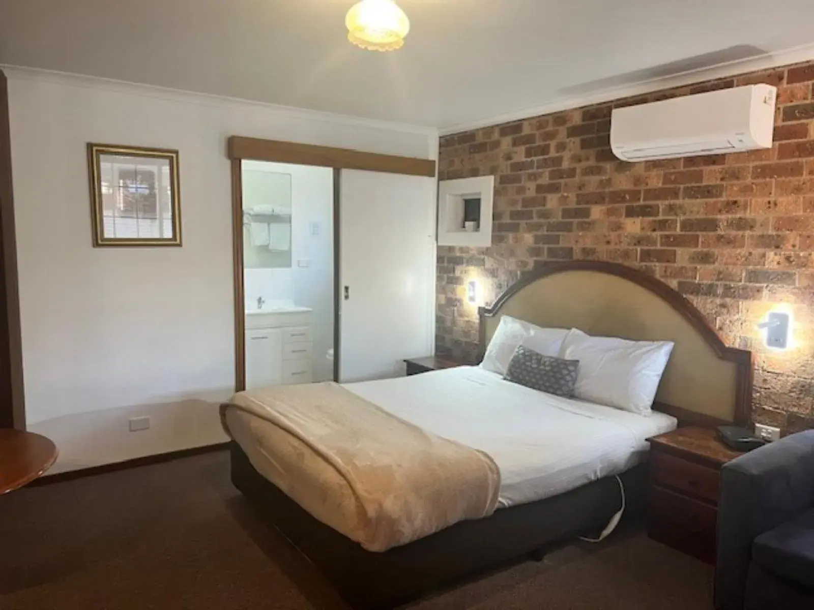 Deluxe Queen Room with Spa Bath in Kinross Inn Deluxe Queen Room with Spa Bath in Kinross Inn