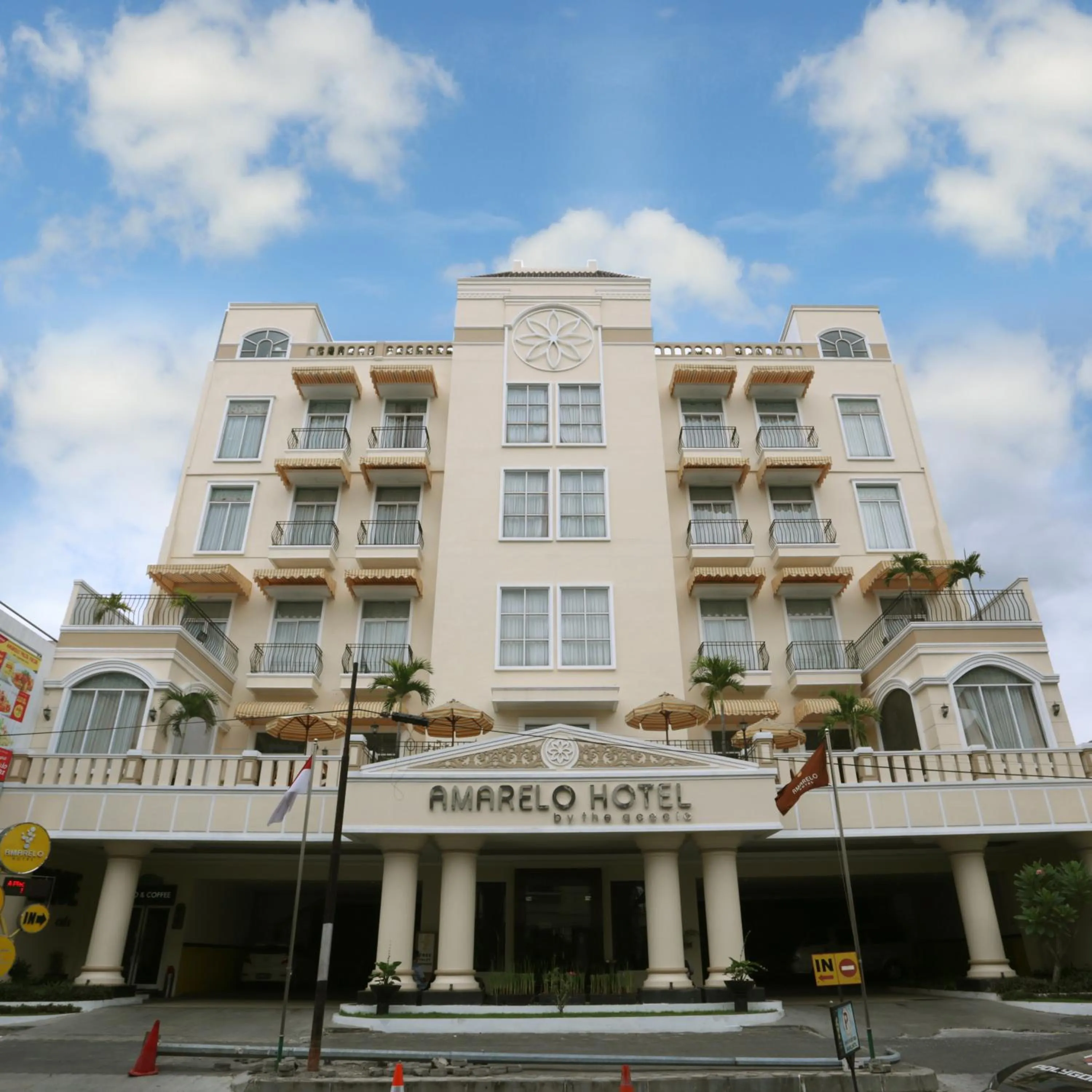 Facade/entrance in Amarelo Hotel Solo