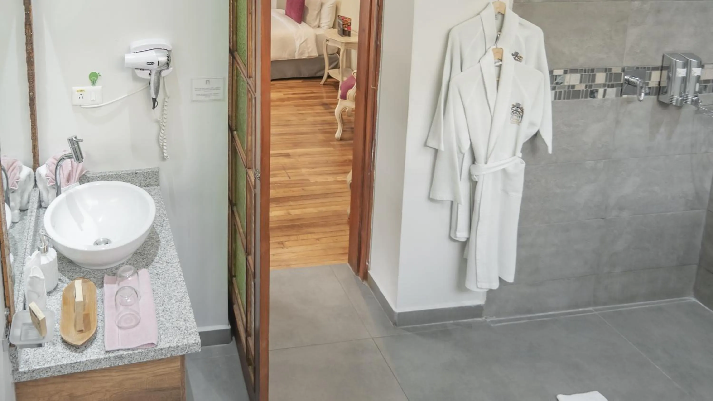 Shower in Boutique Hotel in Quito Hotel Casona 1914