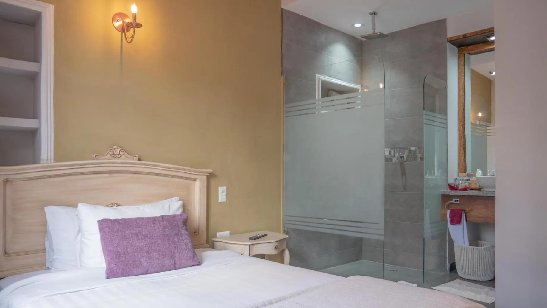 Shower, Bed in Boutique Hotel in Quito Hotel Casona 1914