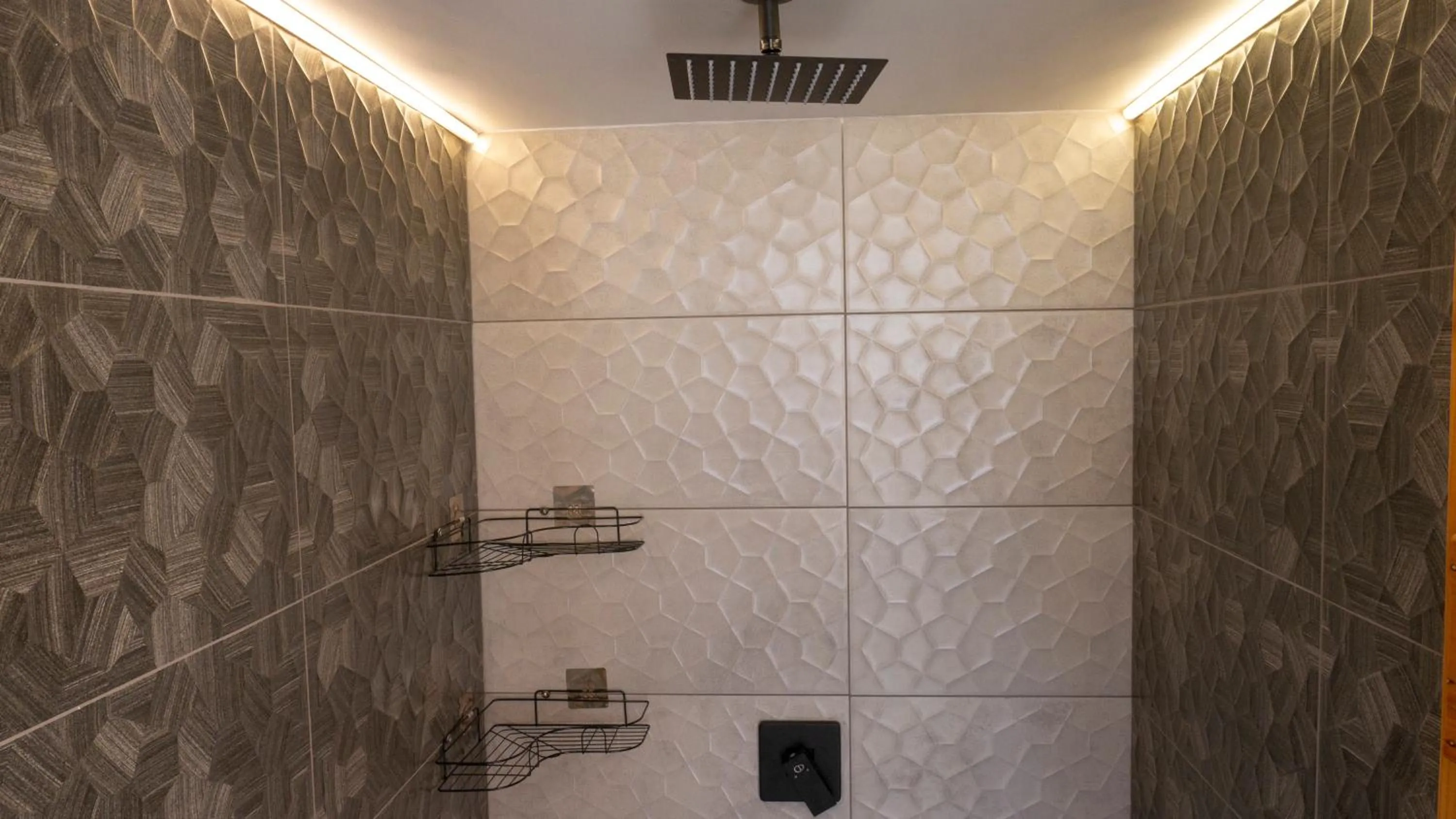 Shower in Boutique Hotel in Quito Hotel Casona 1914