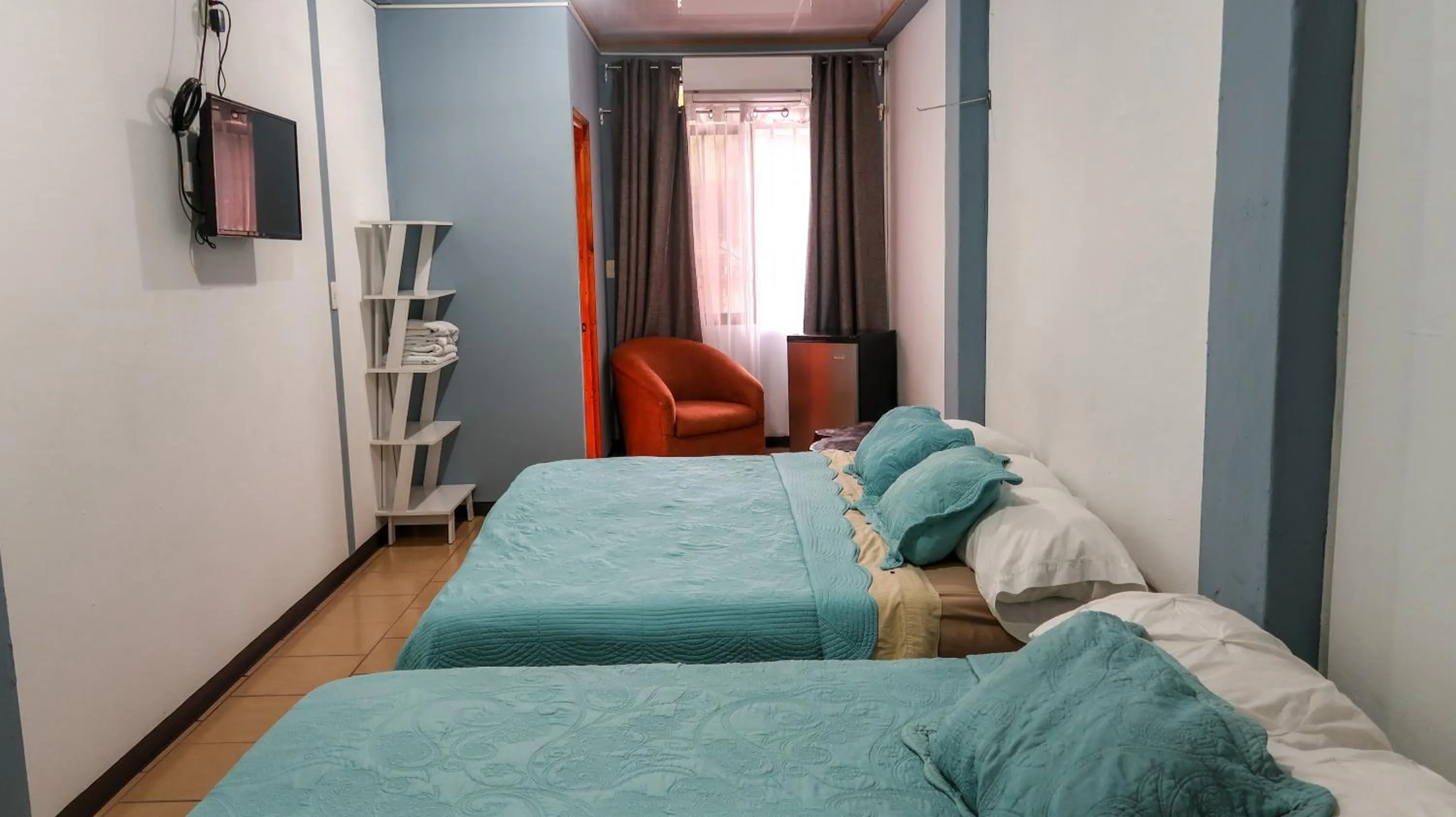 Photo of the whole room, Bed in Hotel Hoja de Oro Corcovado