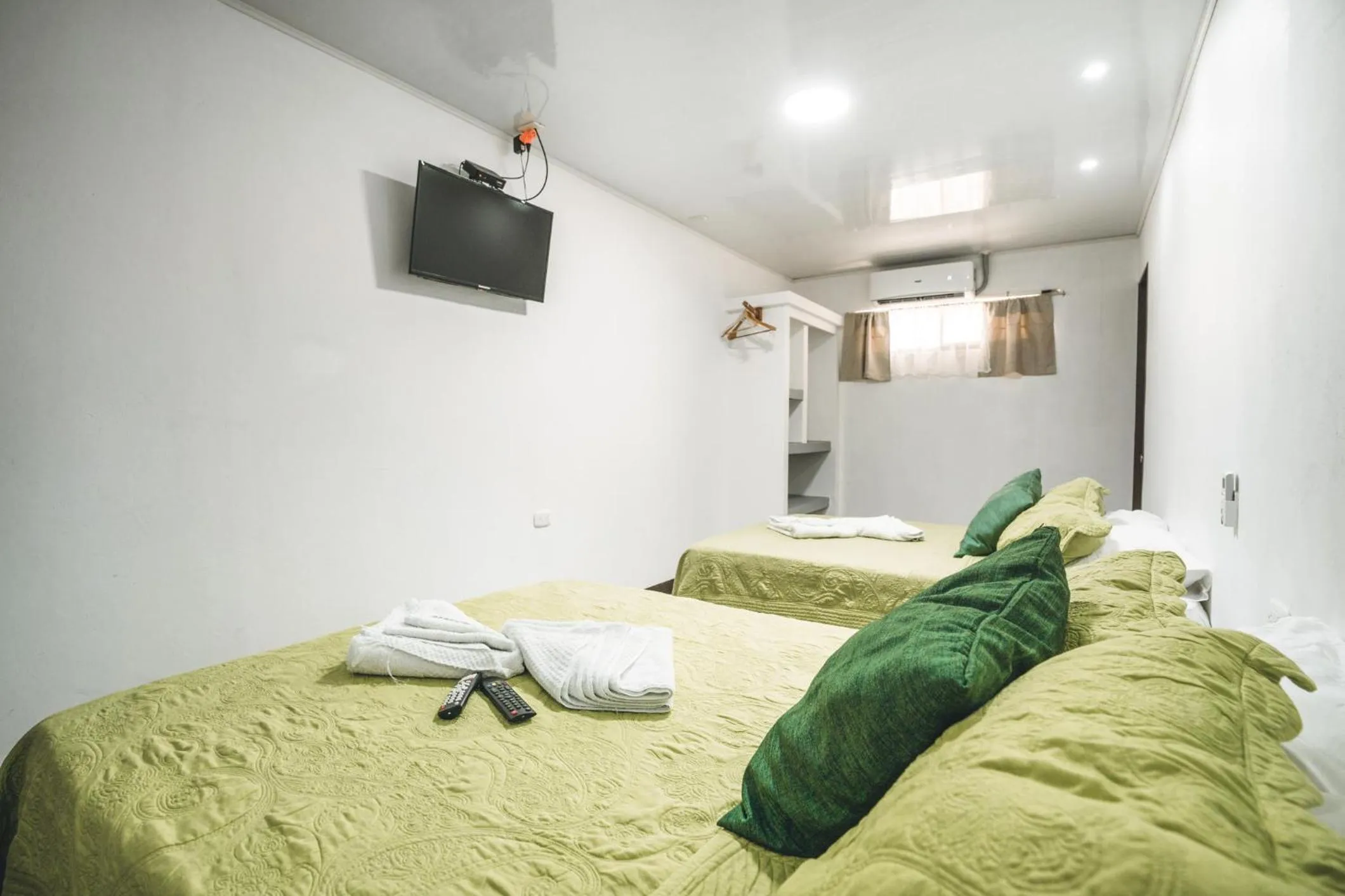 Photo of the whole room, Bed in Hotel Hoja de Oro Corcovado