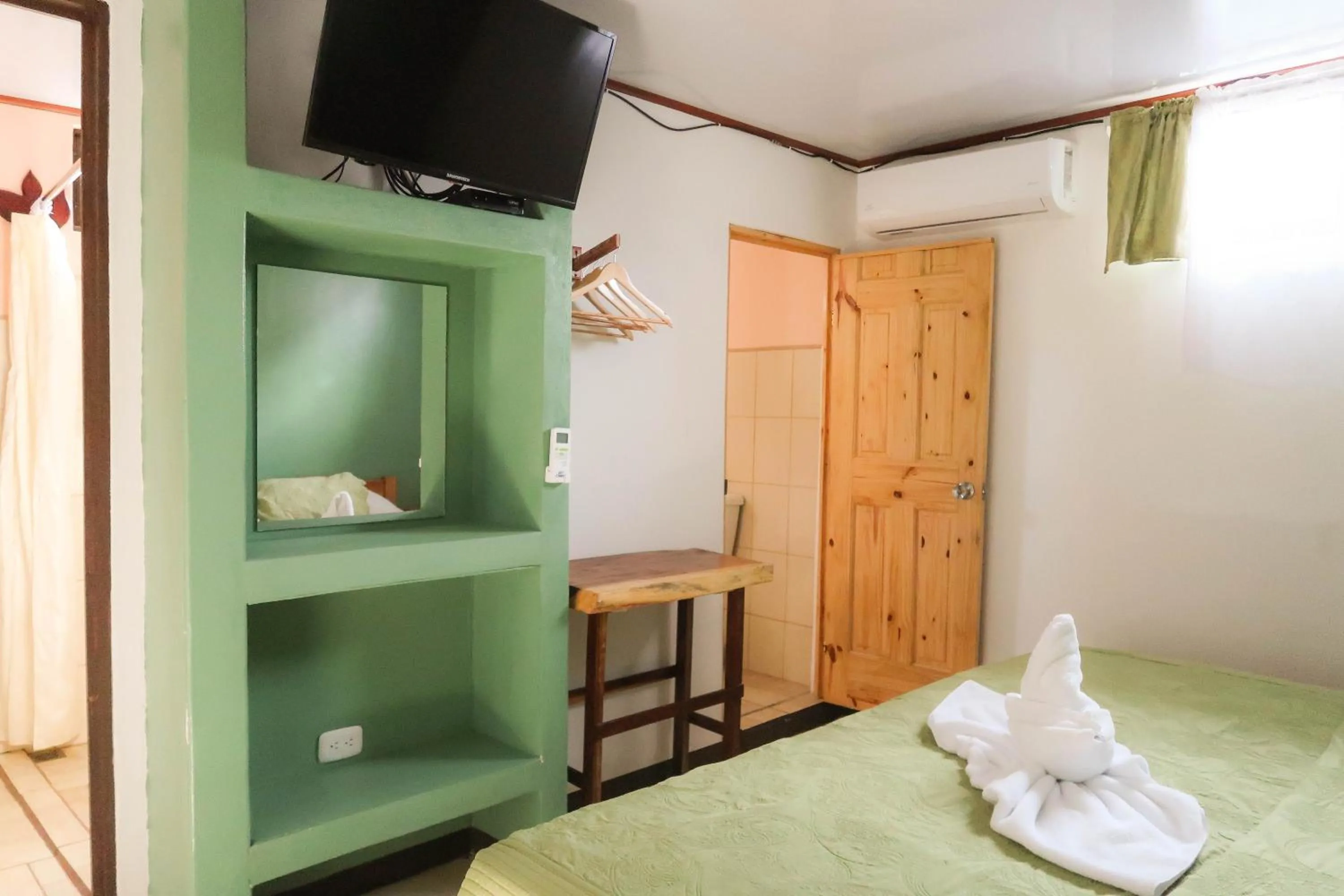 TV and multimedia, Bed in Hotel Hoja de Oro Corcovado