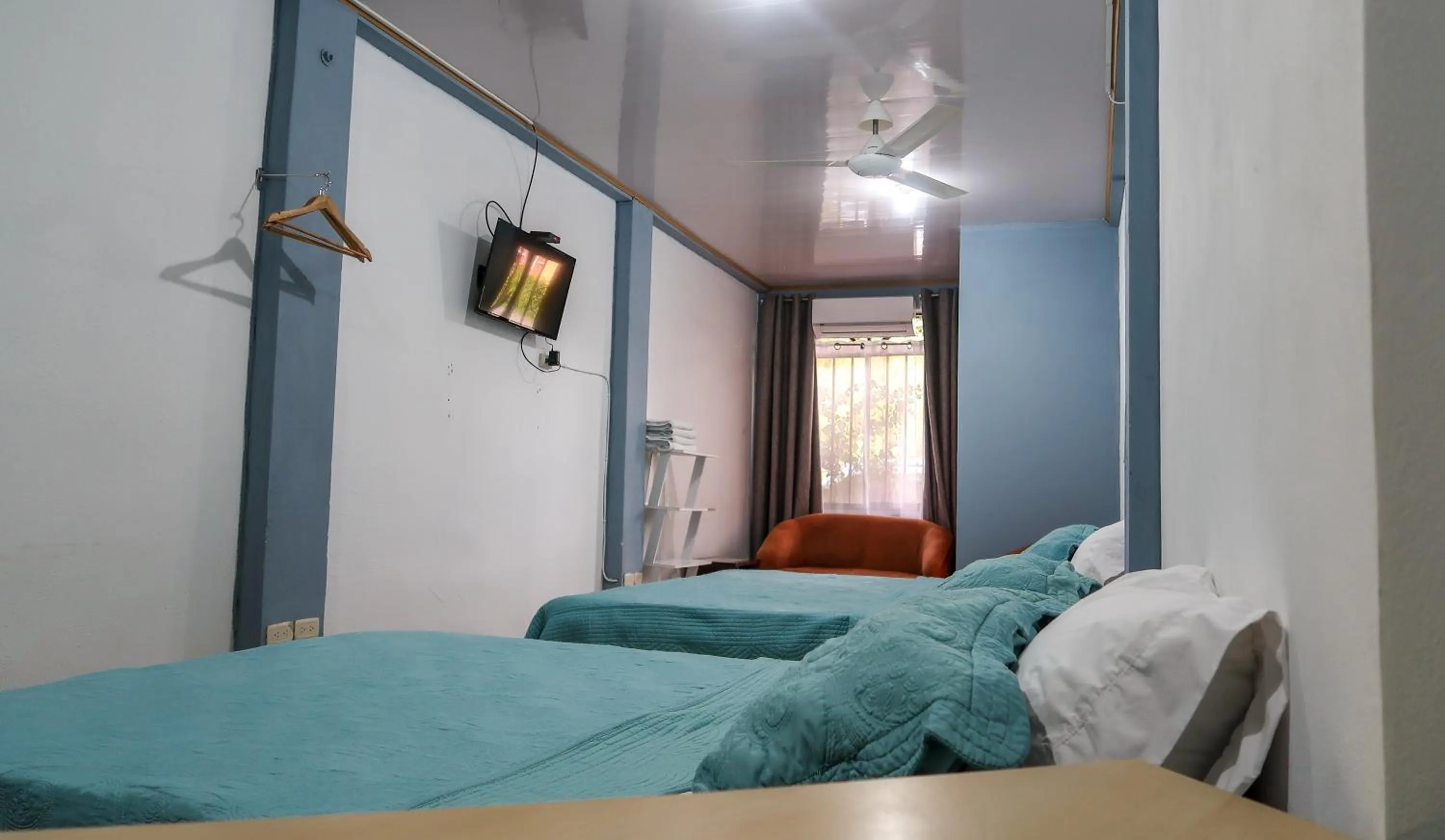 Photo of the whole room, Bed in Hotel Hoja de Oro Corcovado