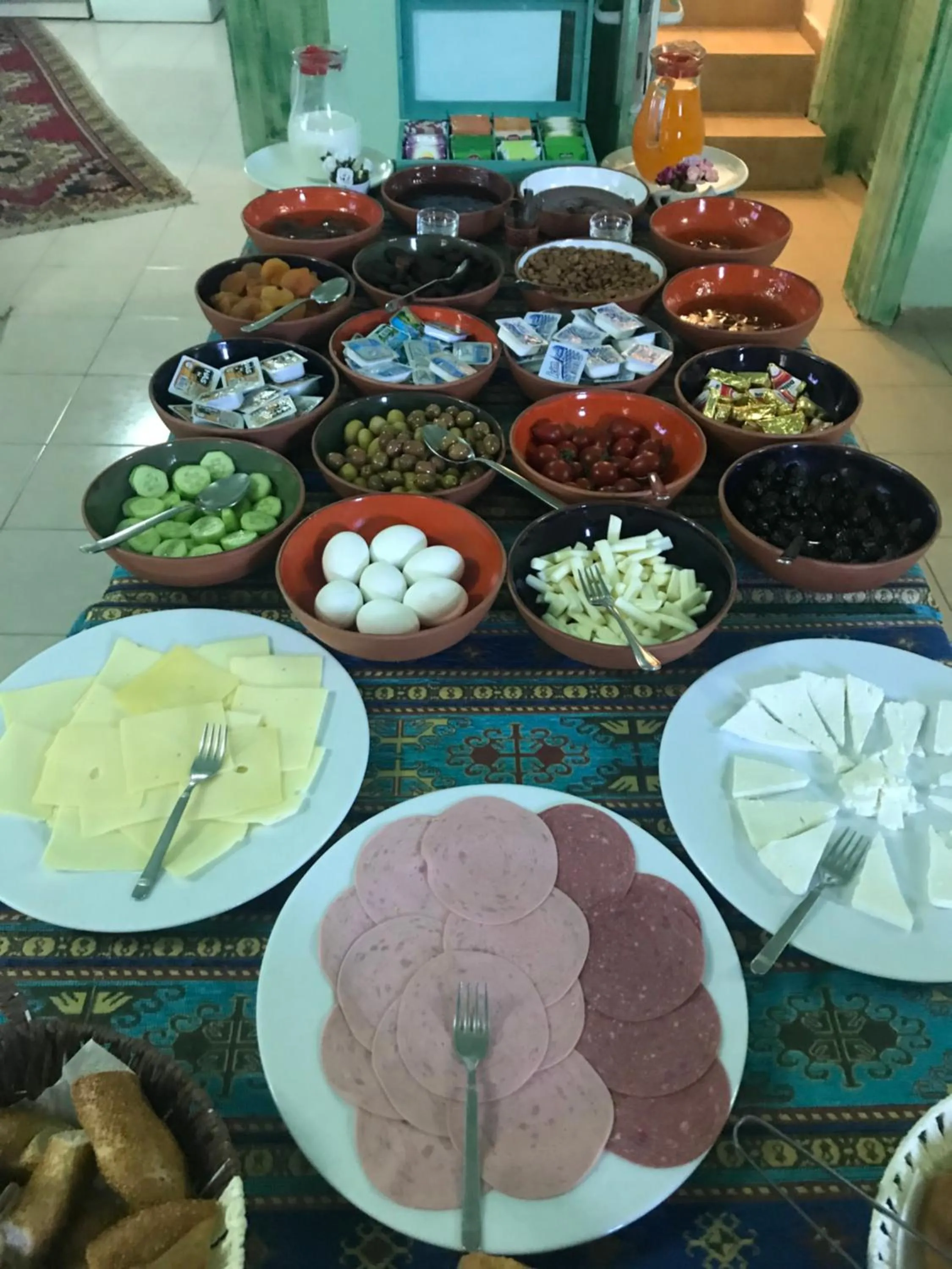 Food and drinks in KEMAL STONE HOUSE HOTEL.