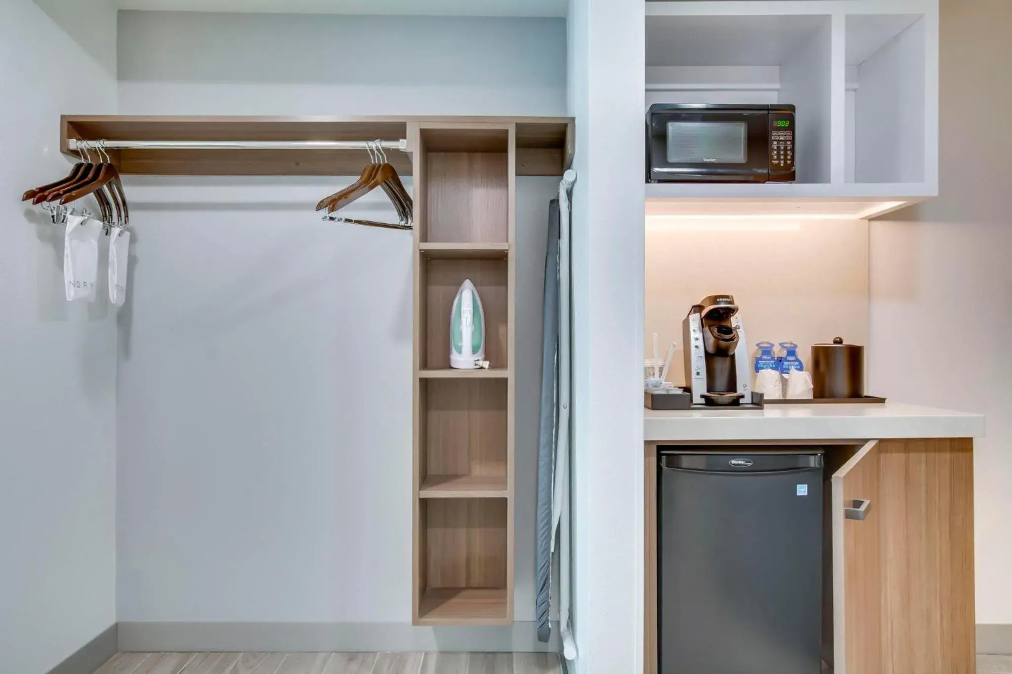 One-Bedroom King Suite with Sofa Bed in Hilton Garden Inn Louisville Airport One-Bedroom King Suite with Sofa Bed in Hilton Garden Inn Louisville Airport