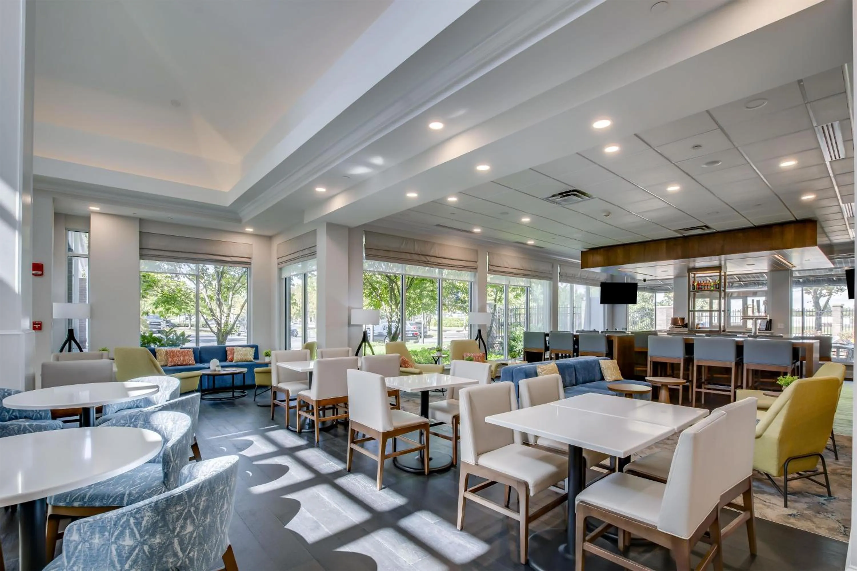 Lounge or bar in Hilton Garden Inn Louisville Airport