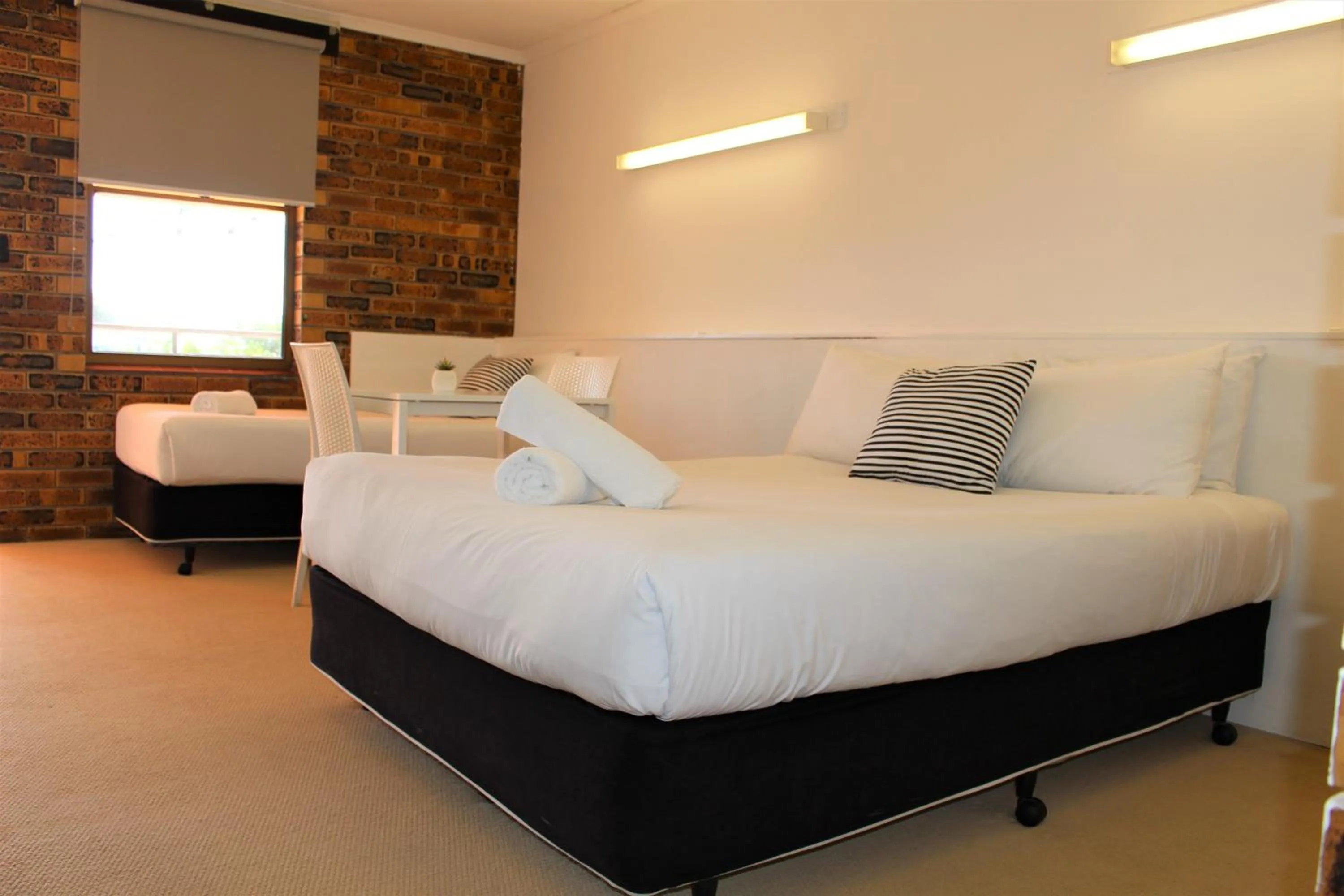 Bed in Camden Motor Inn