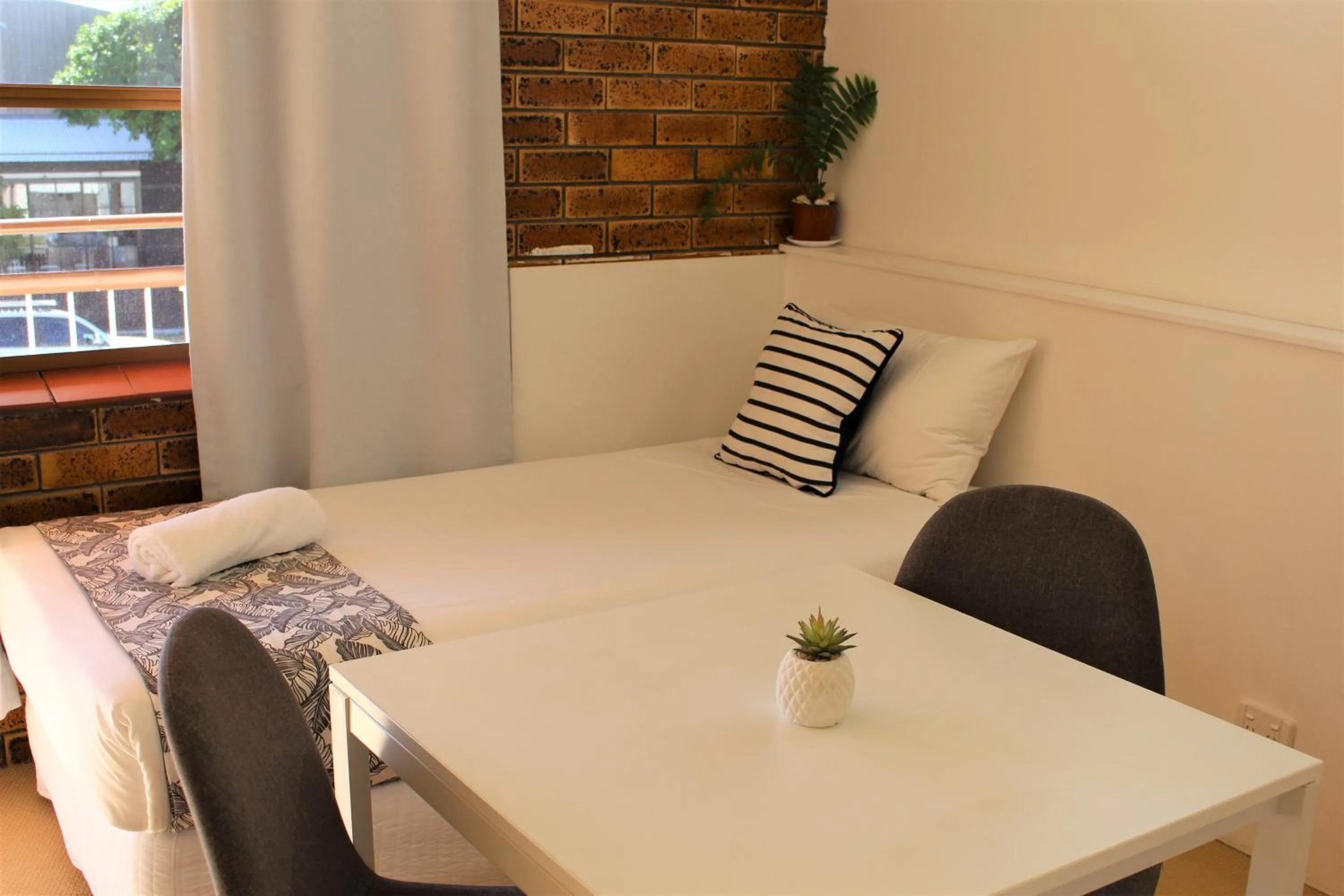 Bed in Camden Motor Inn