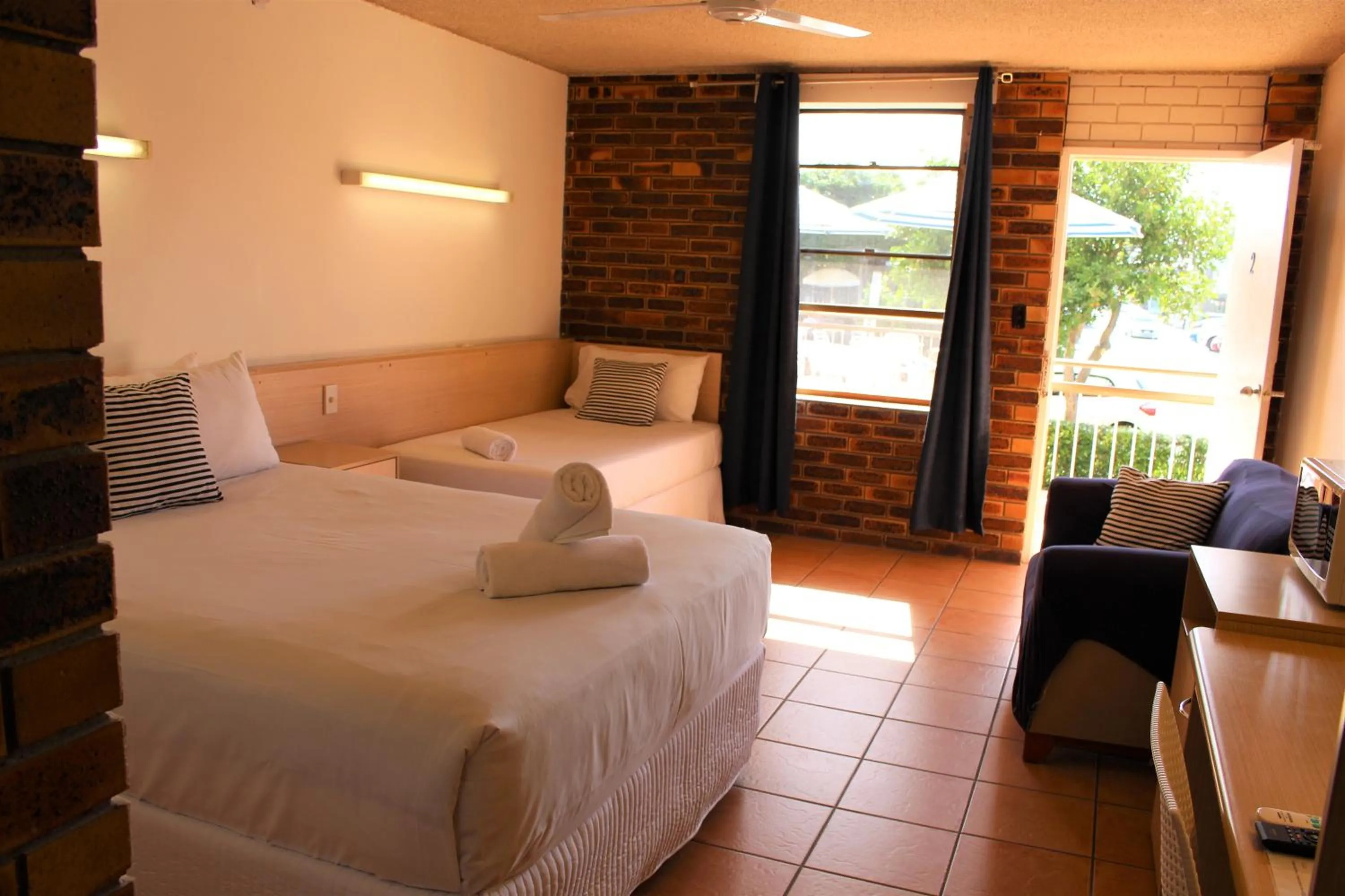 Bed in Camden Motor Inn