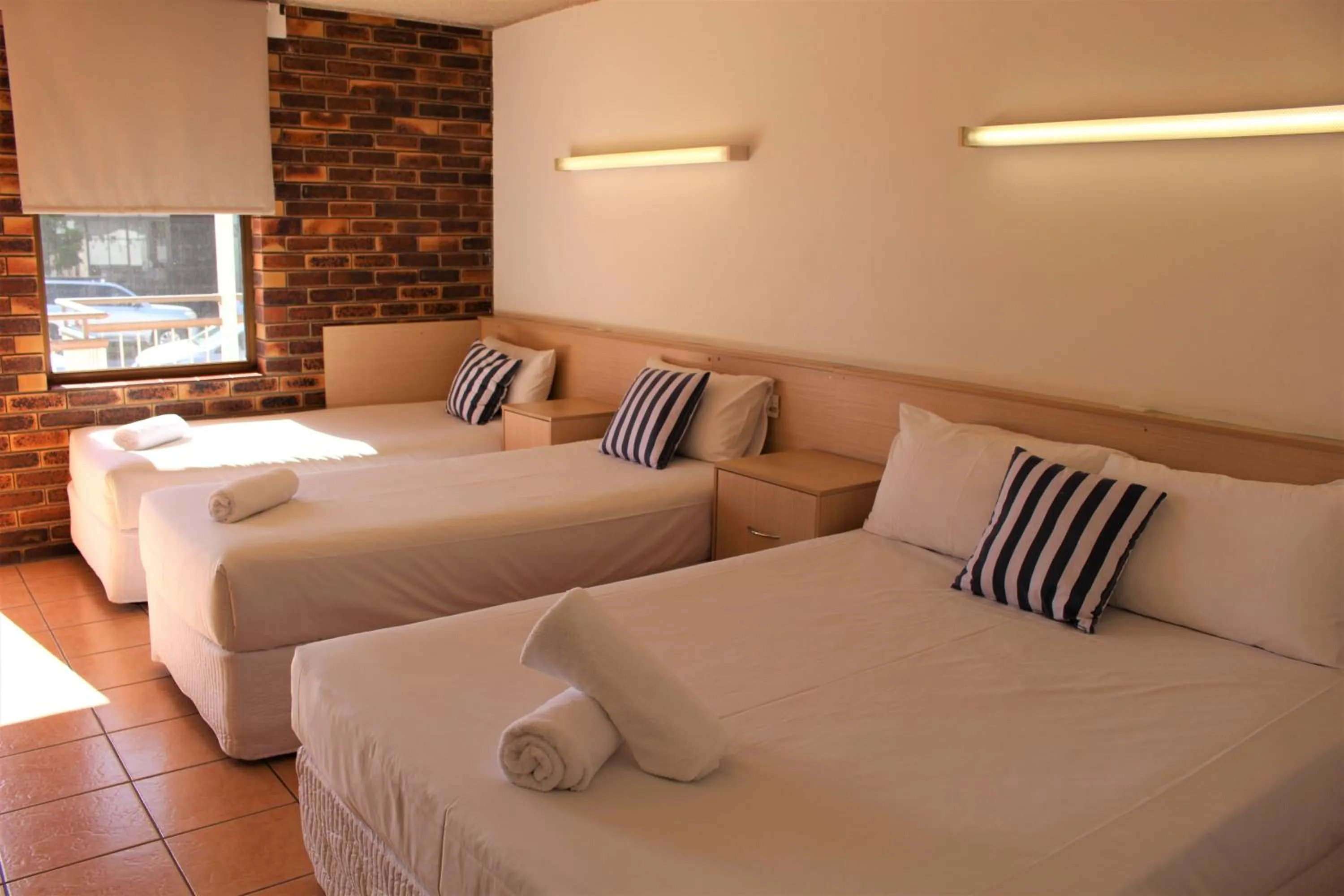 Bed in Camden Motor Inn