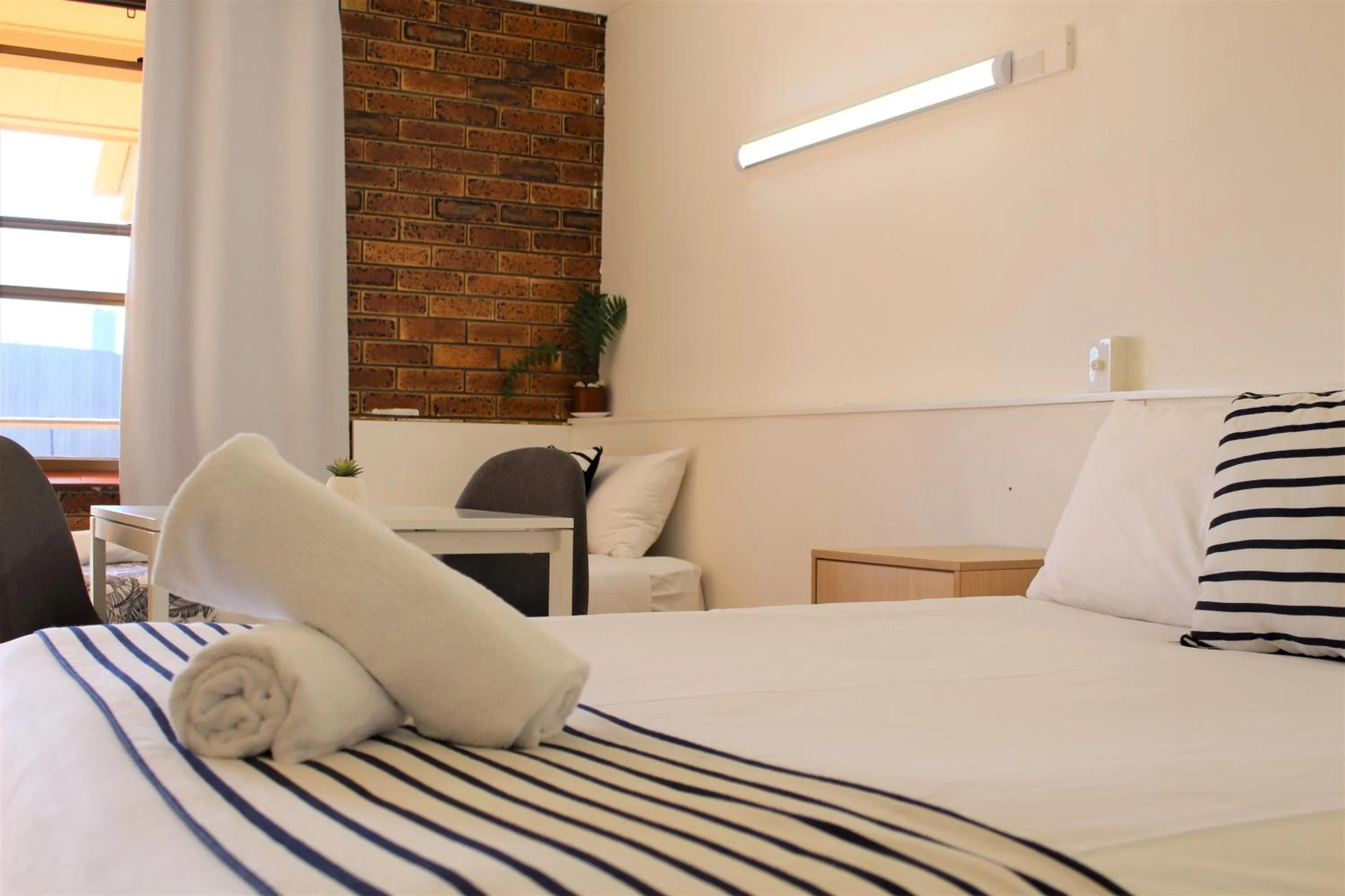 Bed in Camden Motor Inn