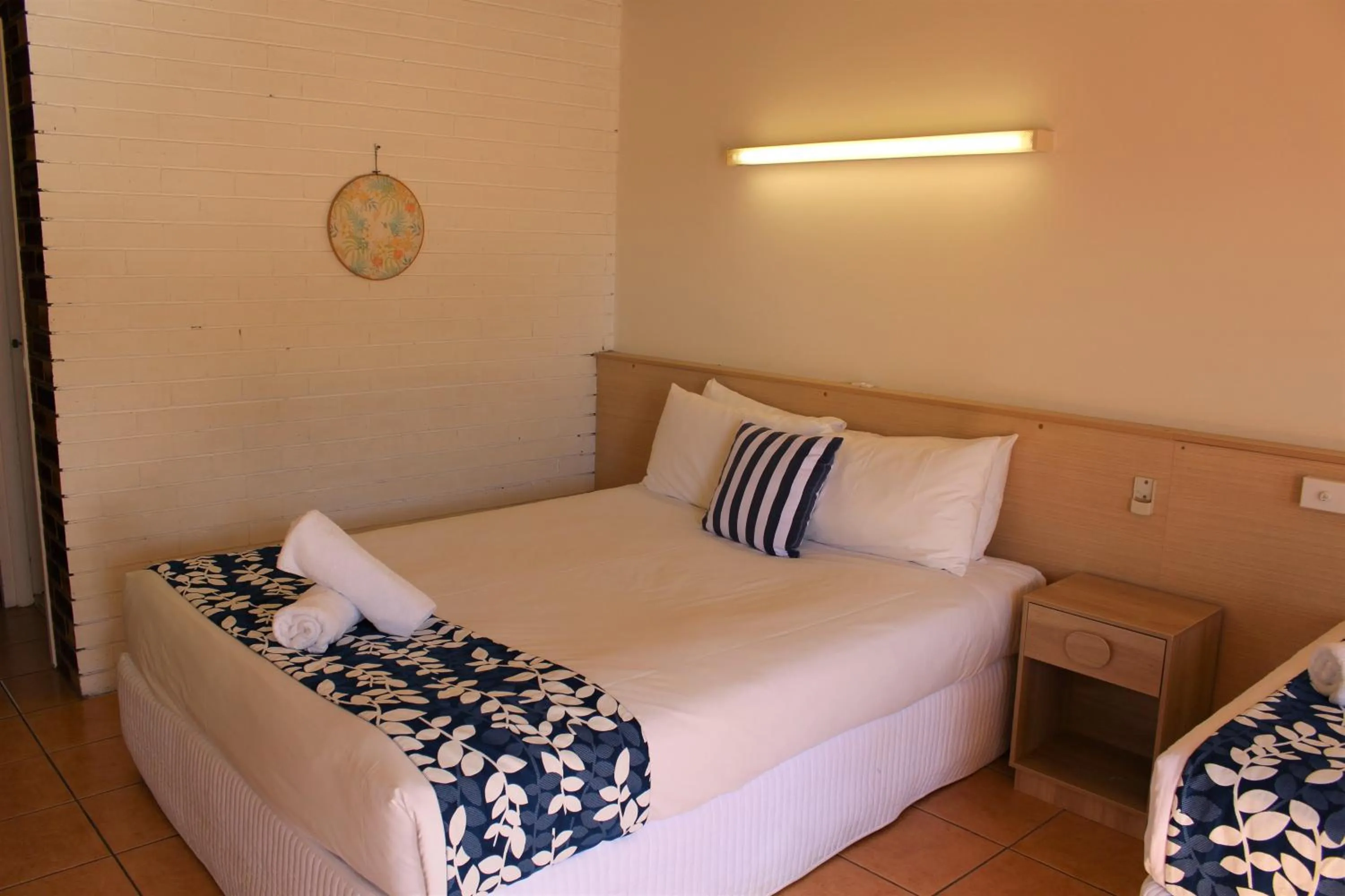 Bed in Camden Motor Inn