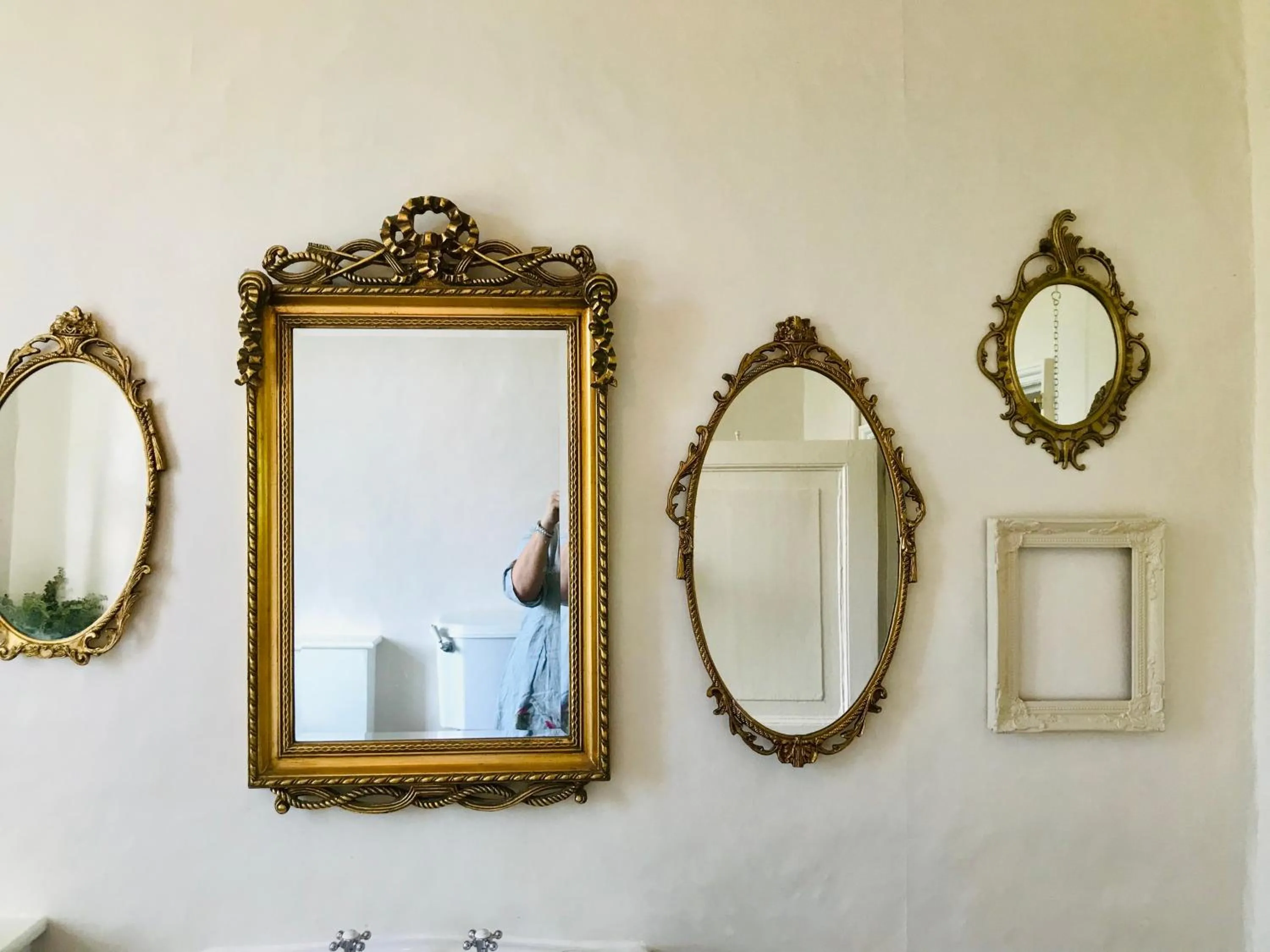 Bathroom in Buscot Manor