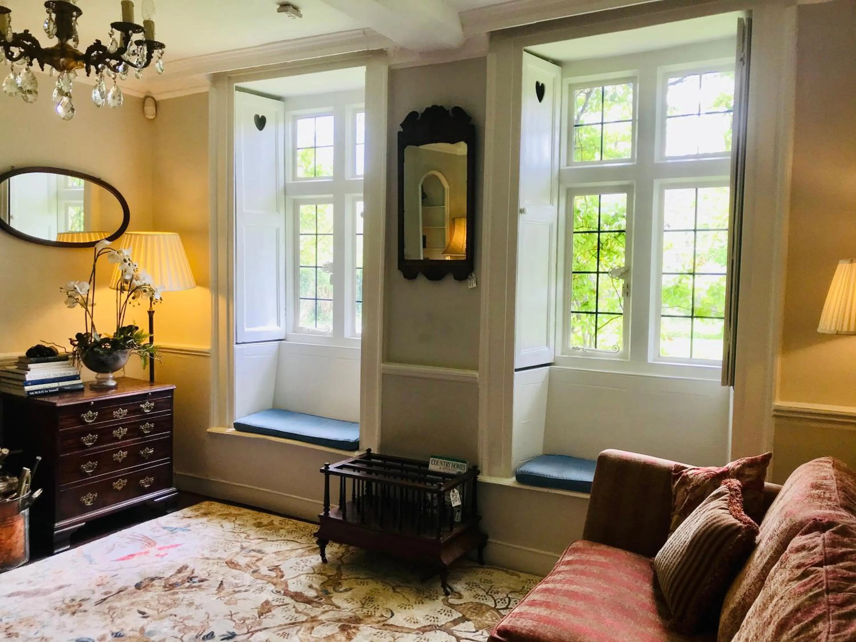 Living room, Bed in Buscot Manor