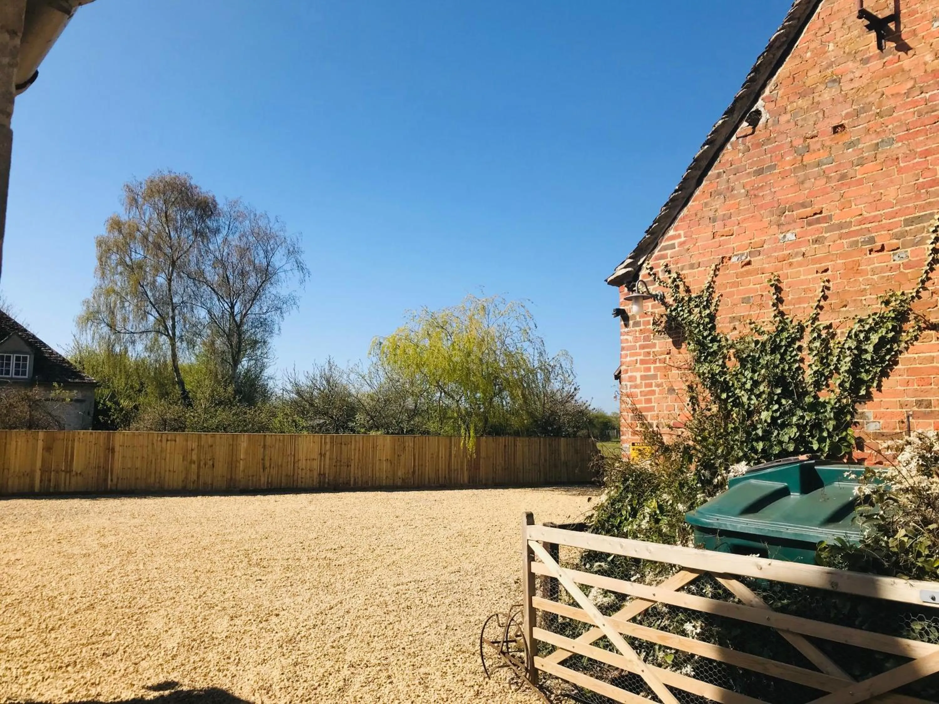 Property building in Buscot Manor