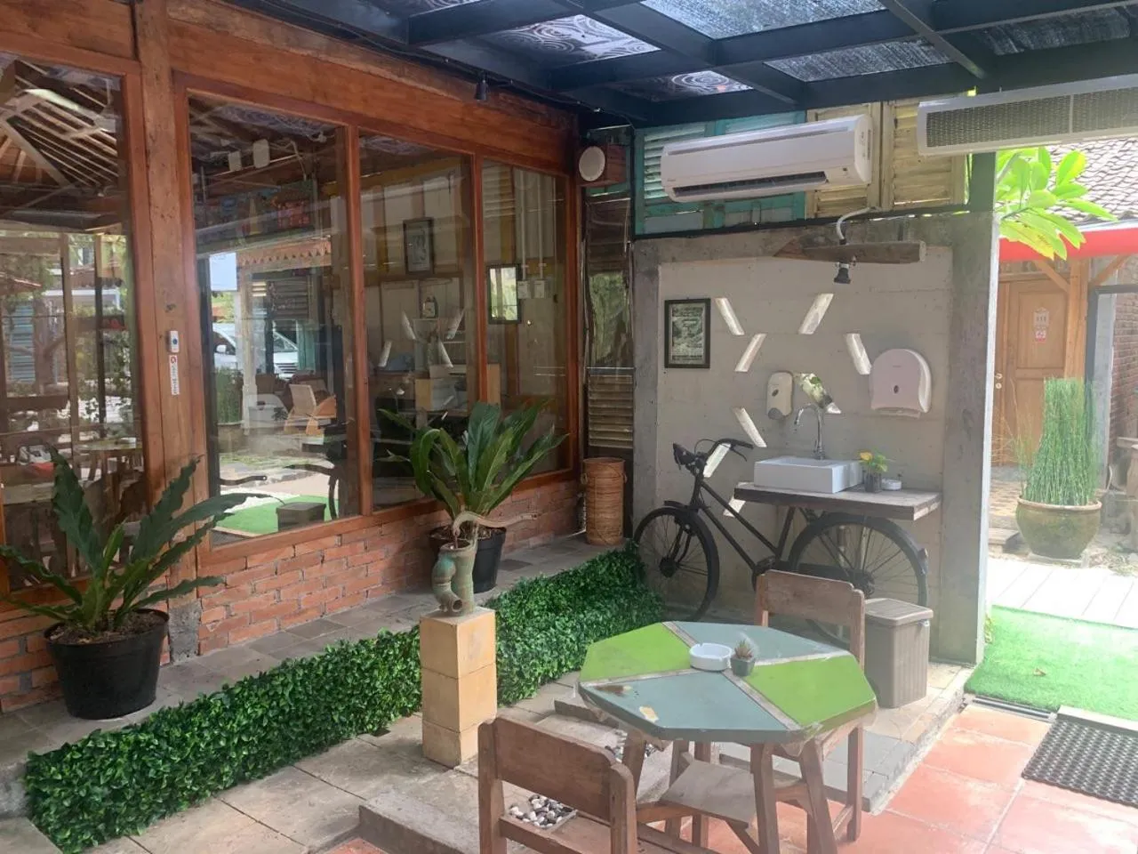 Restaurant/places to eat in Kampung Lawasan Heritage Cottage