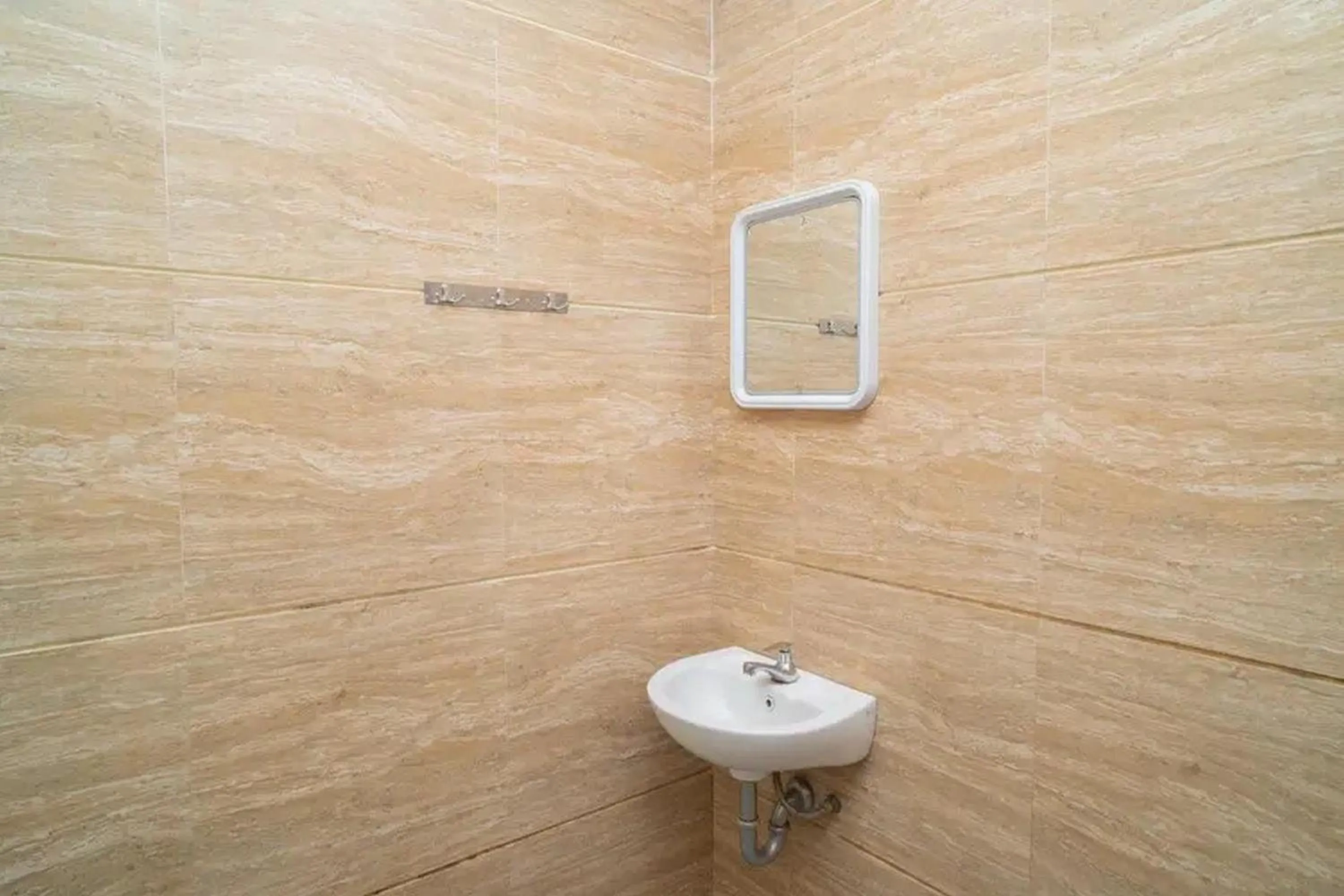 Bathroom in Urbanview Hotel Omah Anin Batu by RedDoorz