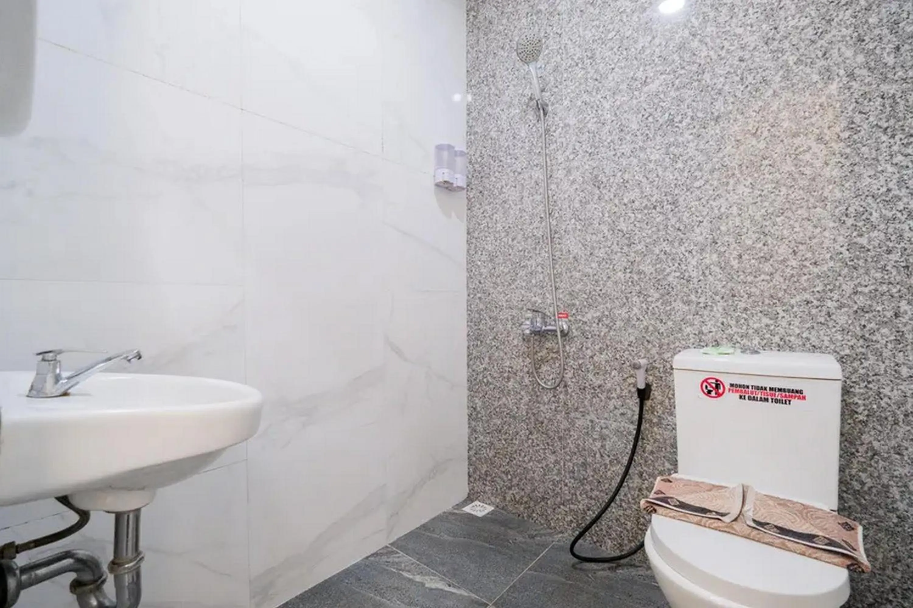 Bathroom in Urbanview Hotel Omah Anin Batu by RedDoorz