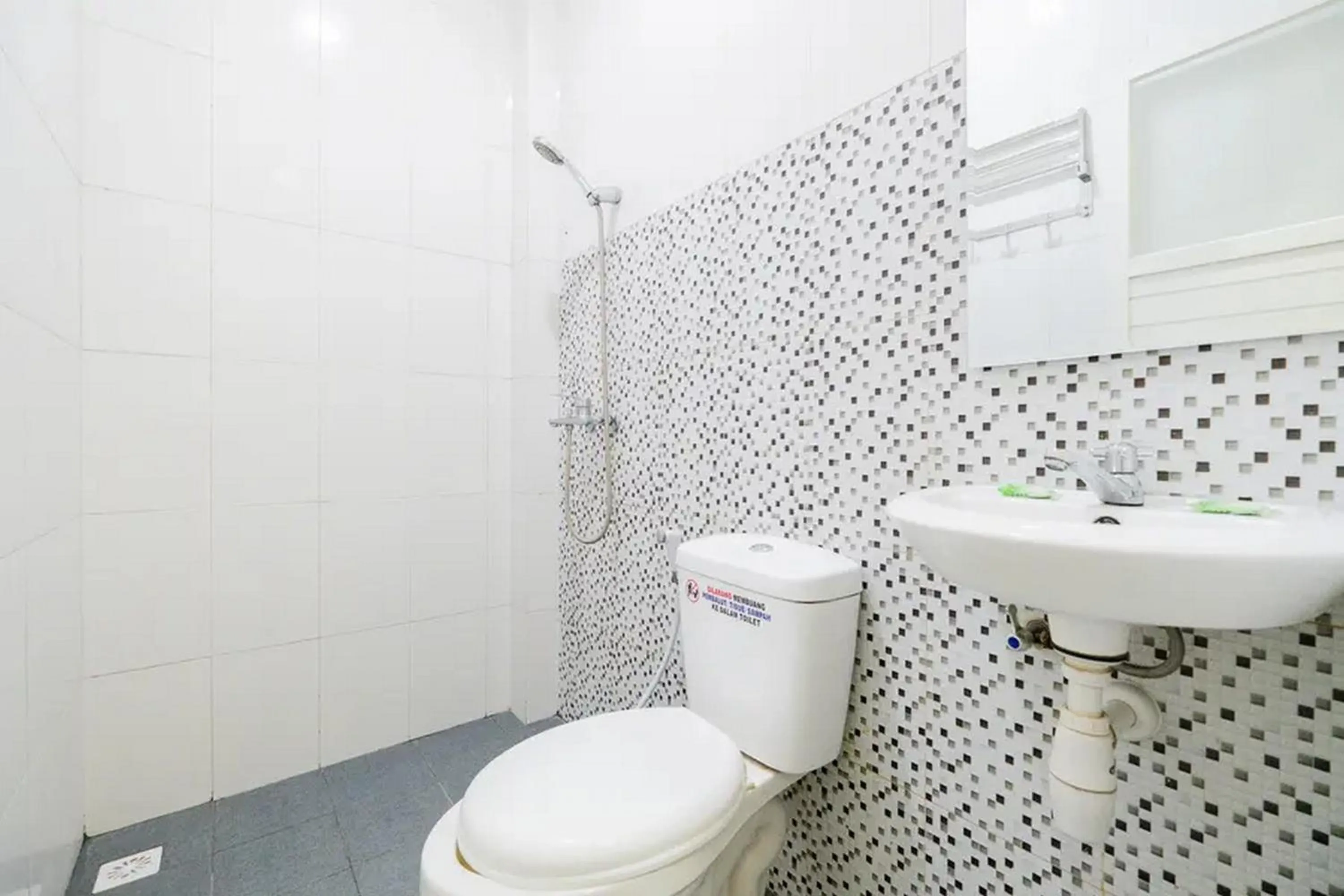 Bathroom in Urbanview Hotel Omah Anin Batu by RedDoorz