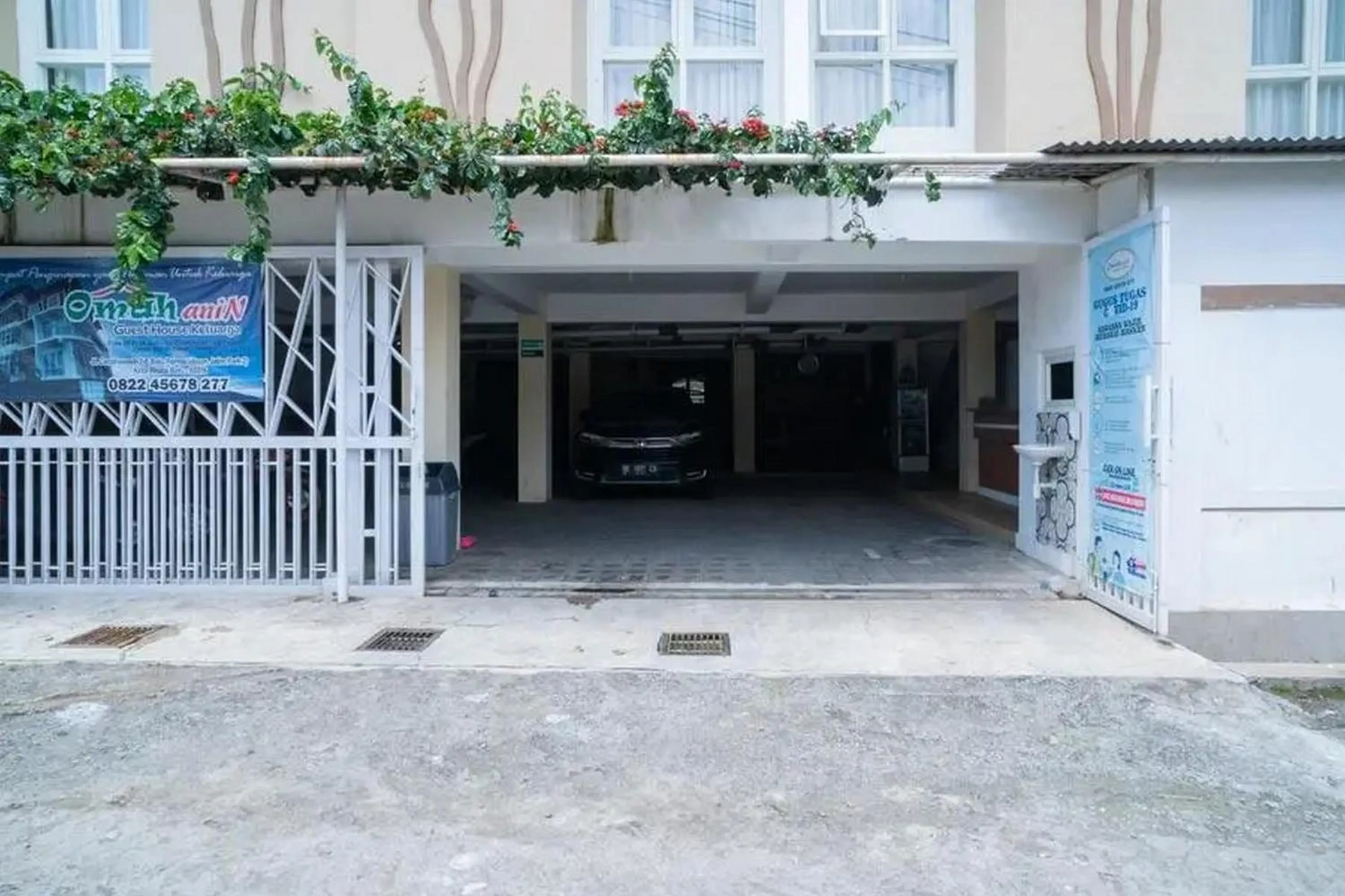 Facade/entrance in Urbanview Hotel Omah Anin Batu by RedDoorz