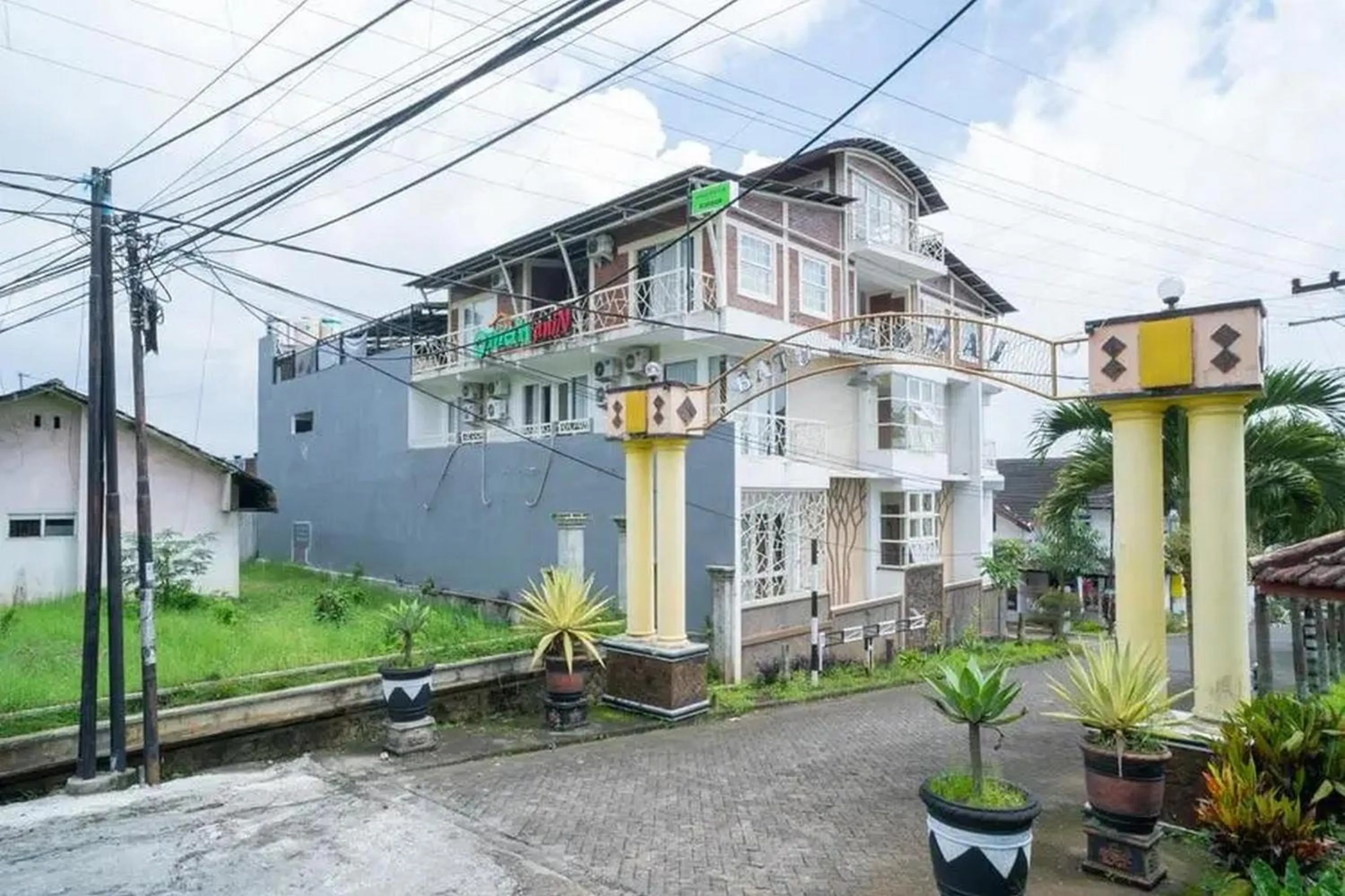 Property building in Urbanview Hotel Omah Anin Batu by RedDoorz