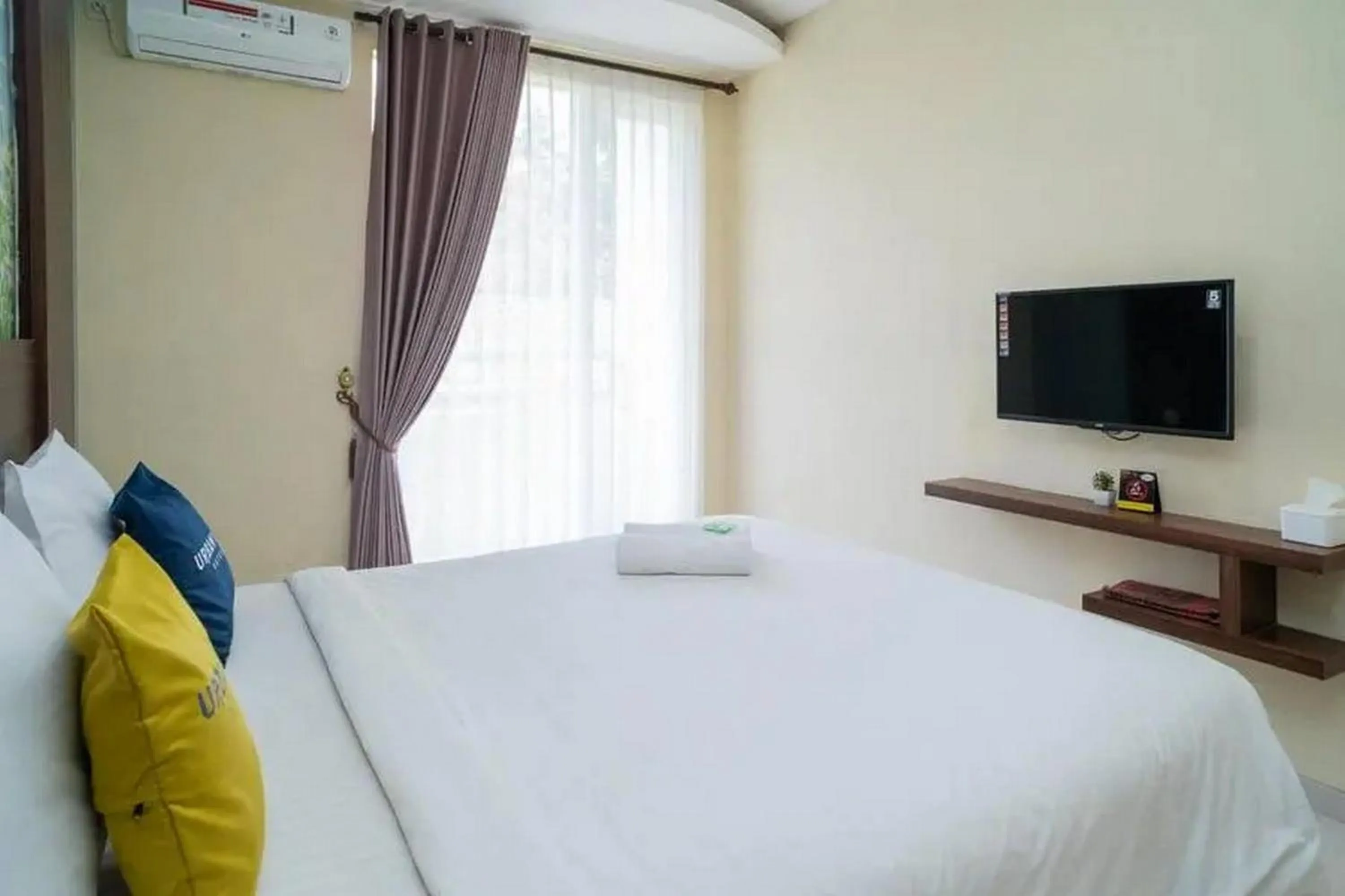 Bed in Urbanview Hotel Omah Anin Batu by RedDoorz