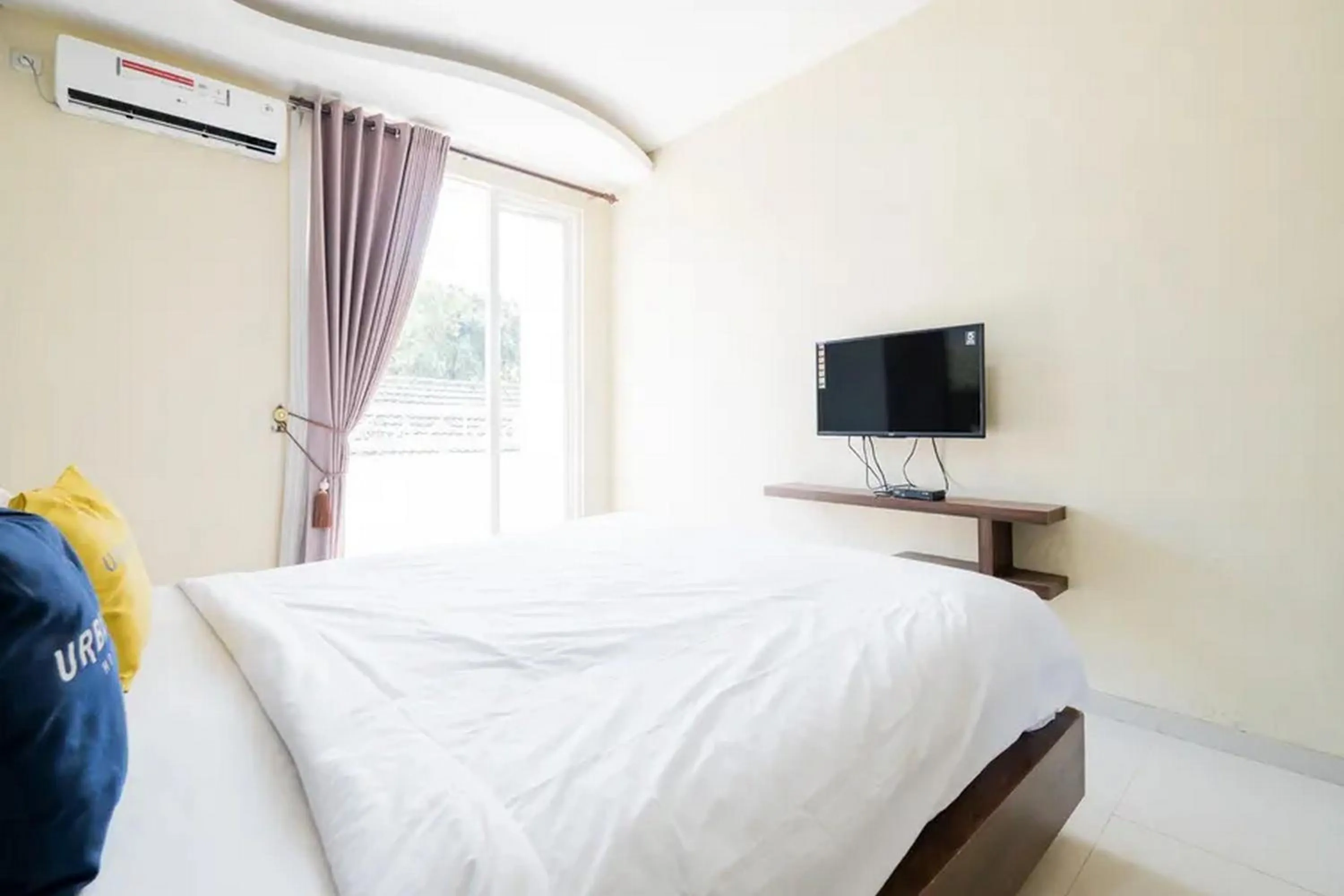 Bed in Urbanview Hotel Omah Anin Batu by RedDoorz