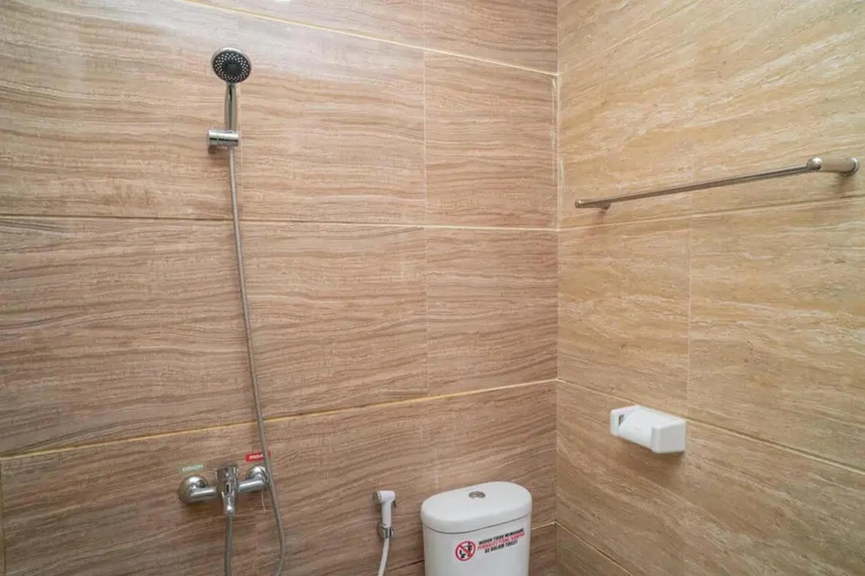 Bathroom in Urbanview Hotel Omah Anin Batu by RedDoorz