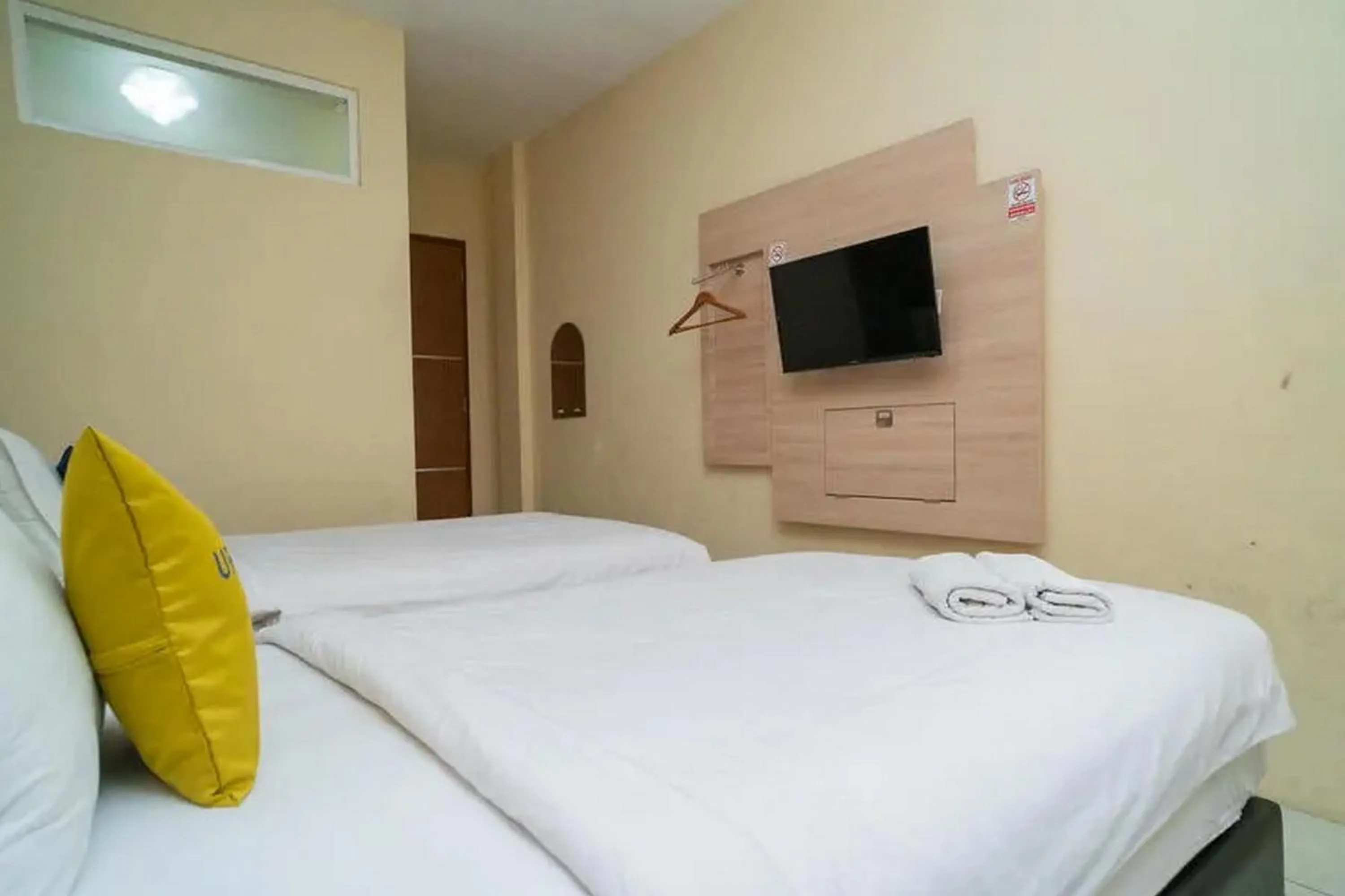 Bed in Urbanview Hotel Omah Anin Batu by RedDoorz