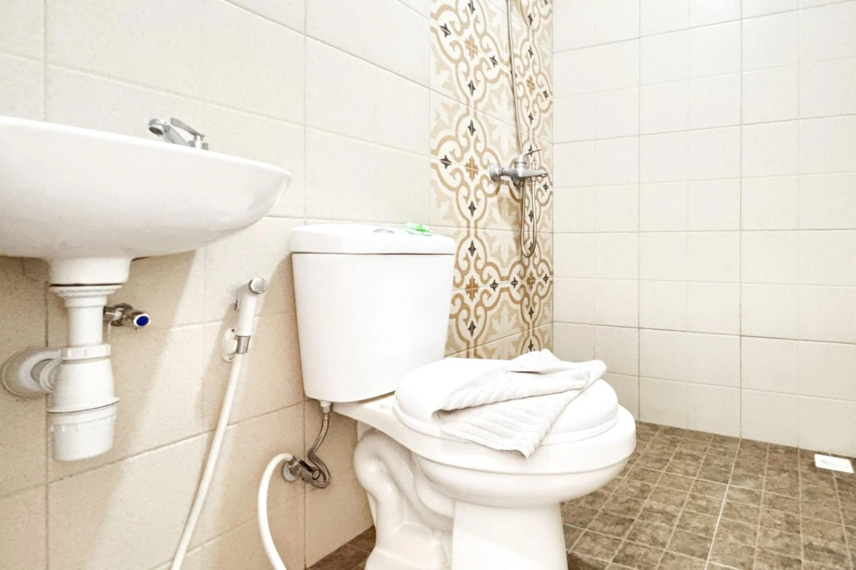 Bathroom in Urbanview Hotel Omah Anin Batu by RedDoorz