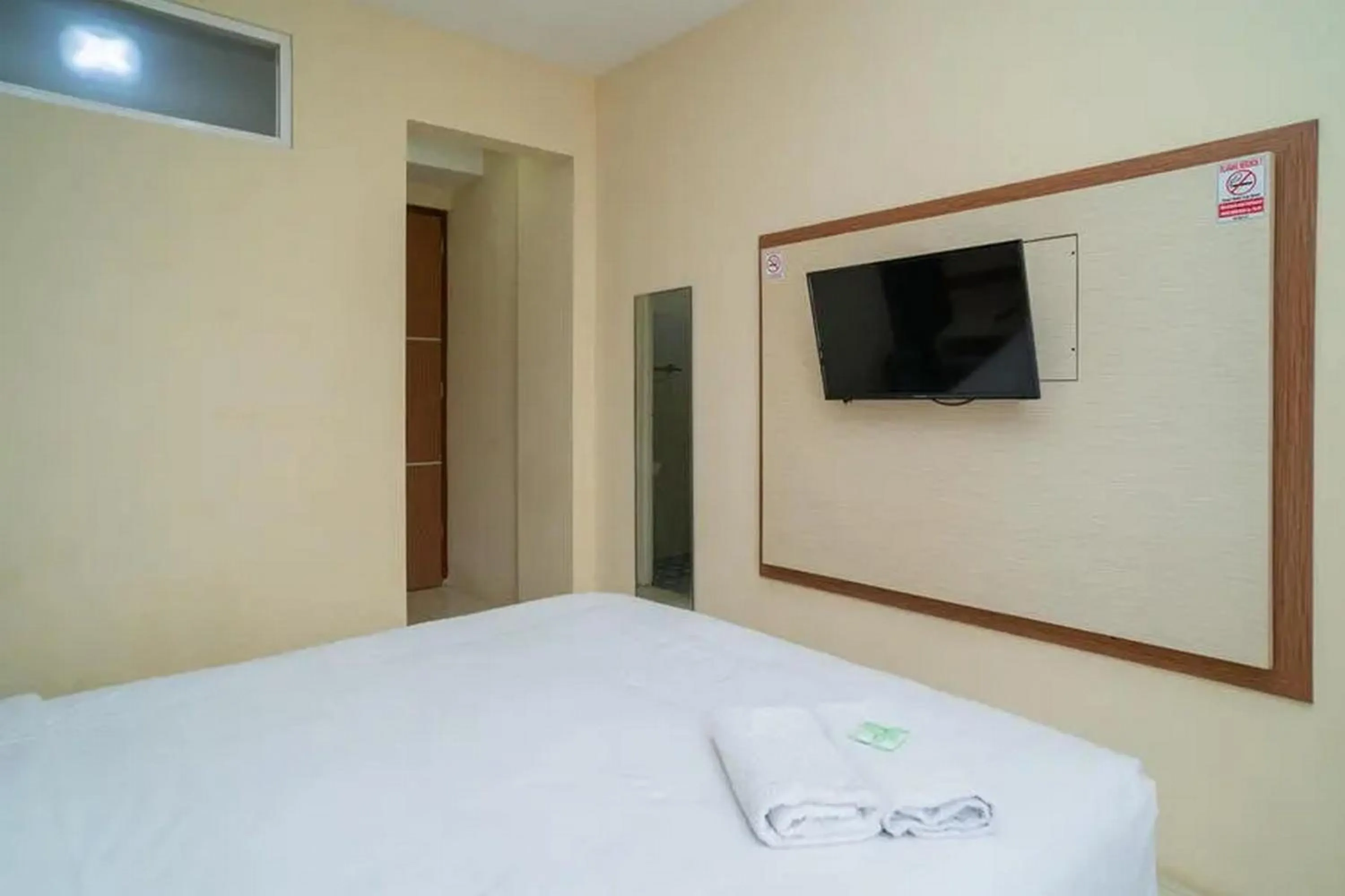 TV and multimedia, Bed in Urbanview Hotel Omah Anin Batu by RedDoorz
