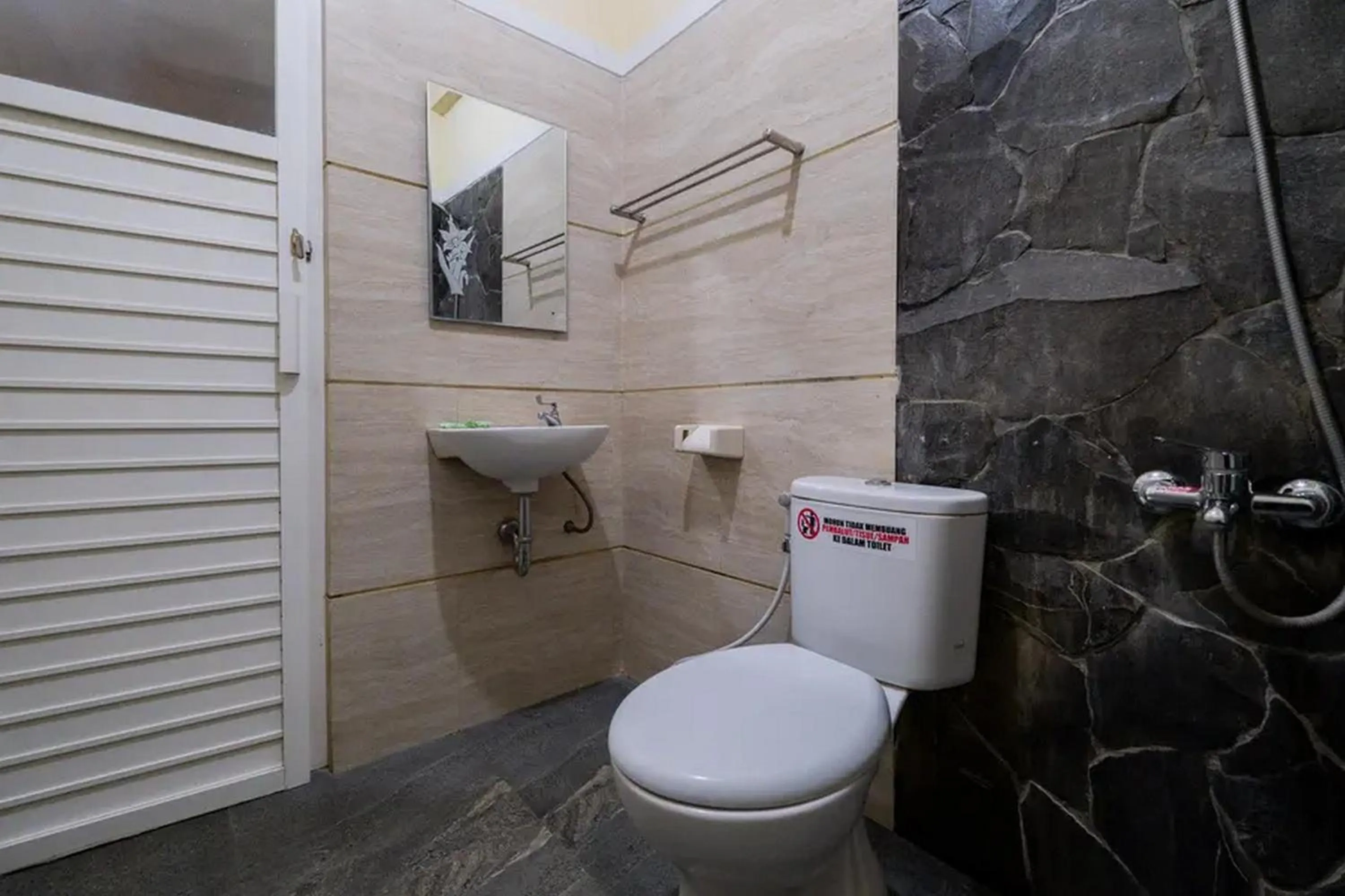 Bathroom in Urbanview Hotel Omah Anin Batu by RedDoorz