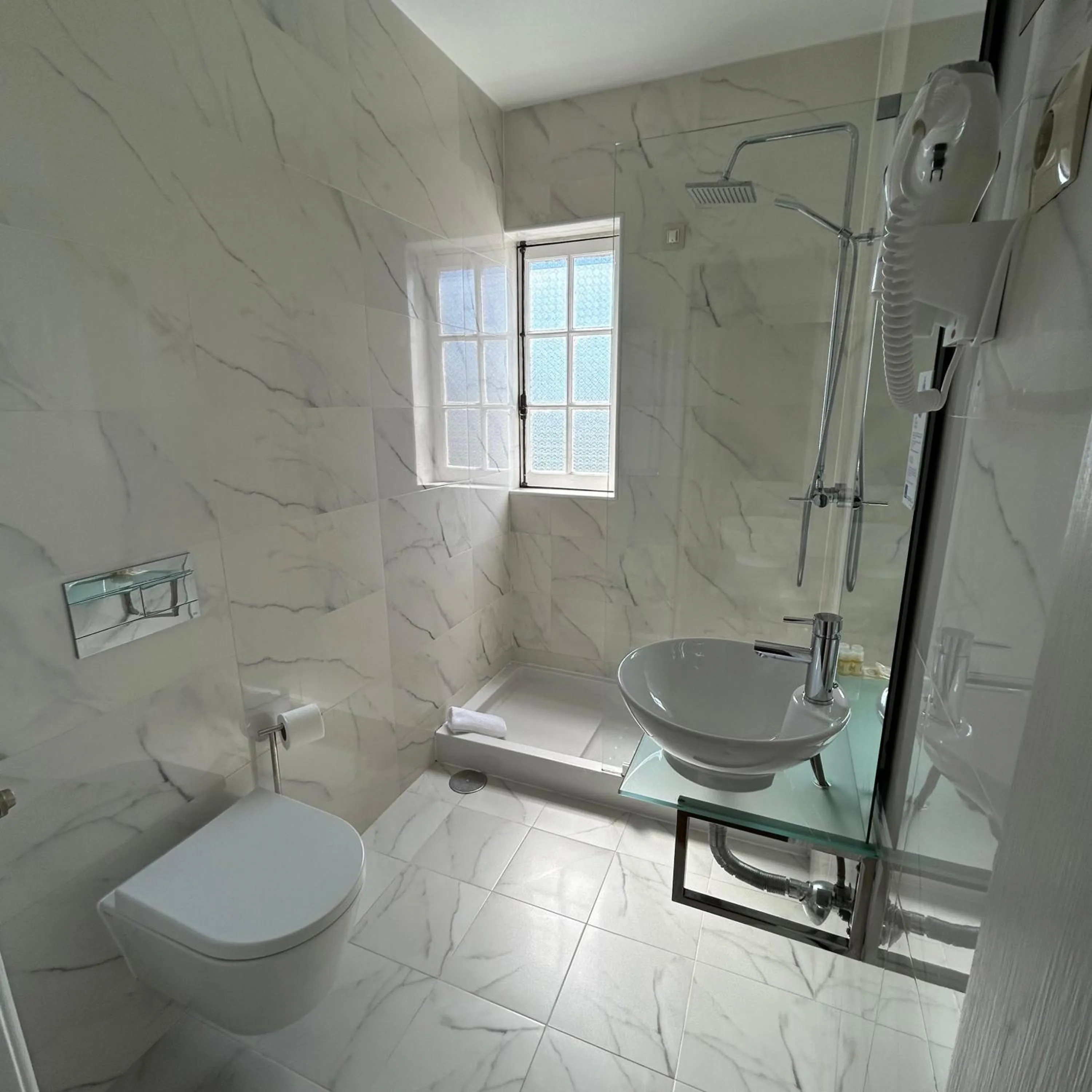 Shower in Hotel Joao Padeiro