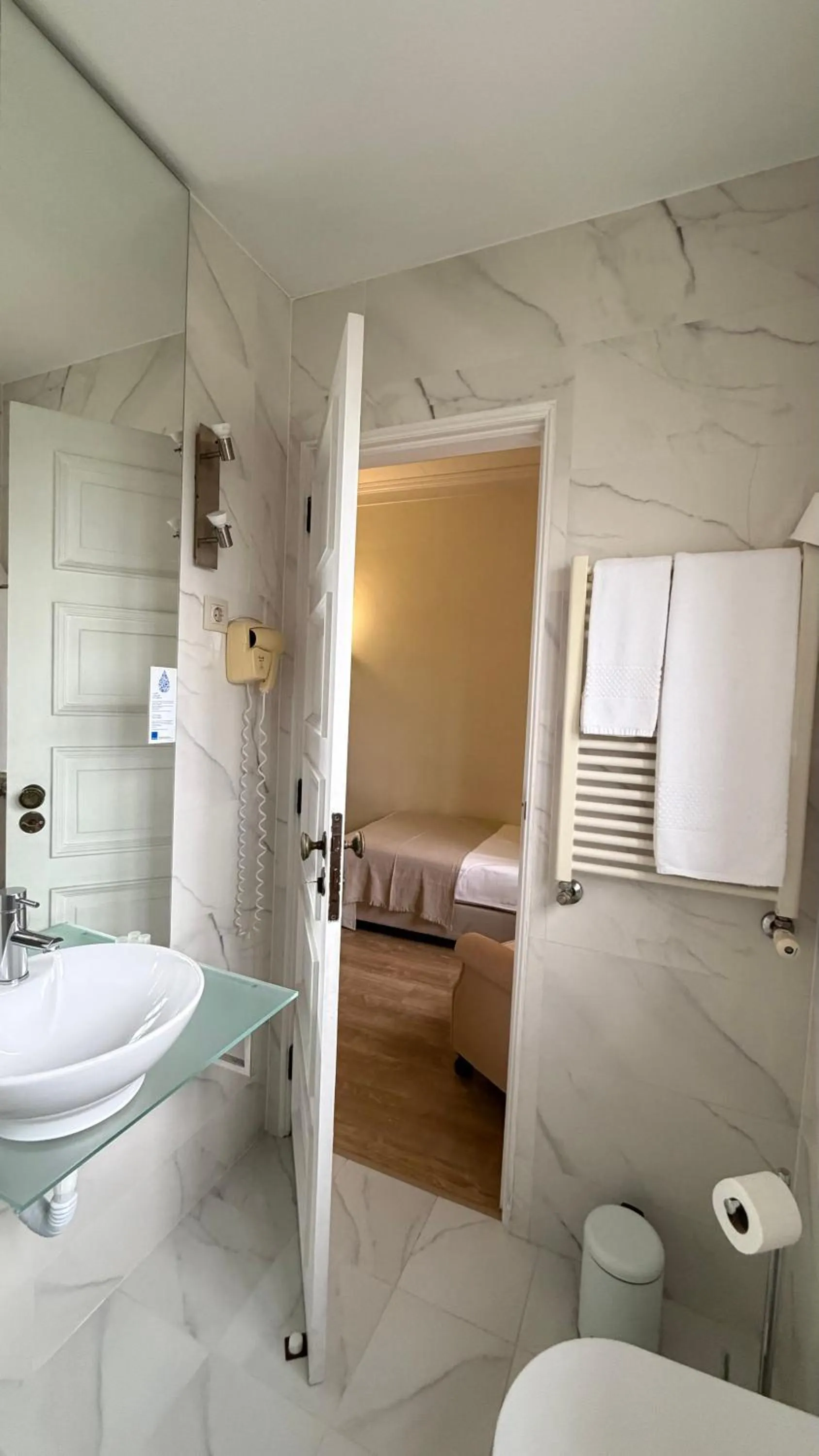 Bathroom, Bed in Hotel Joao Padeiro