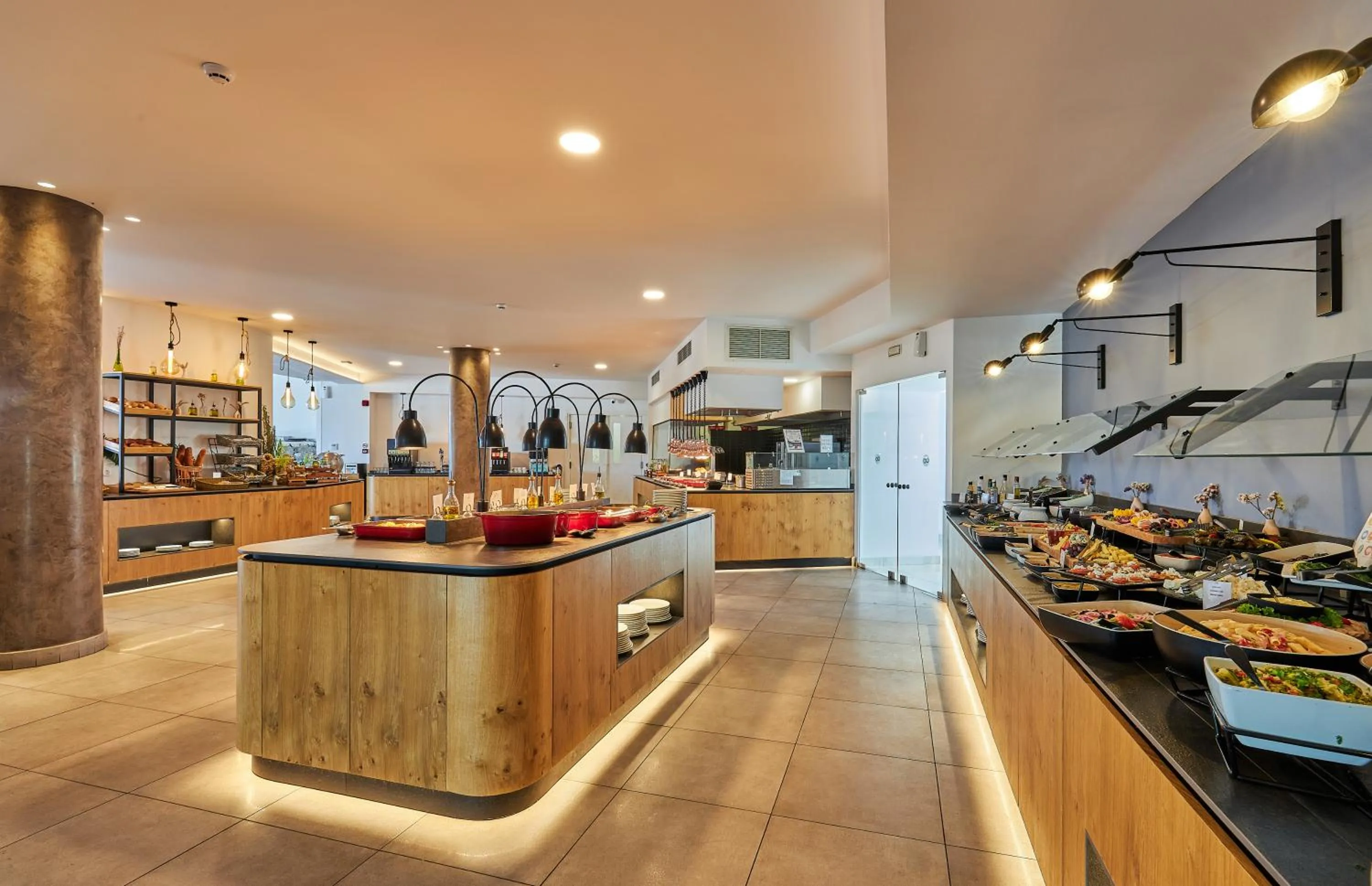 Restaurant/places to eat in Sentido Amounda Bay