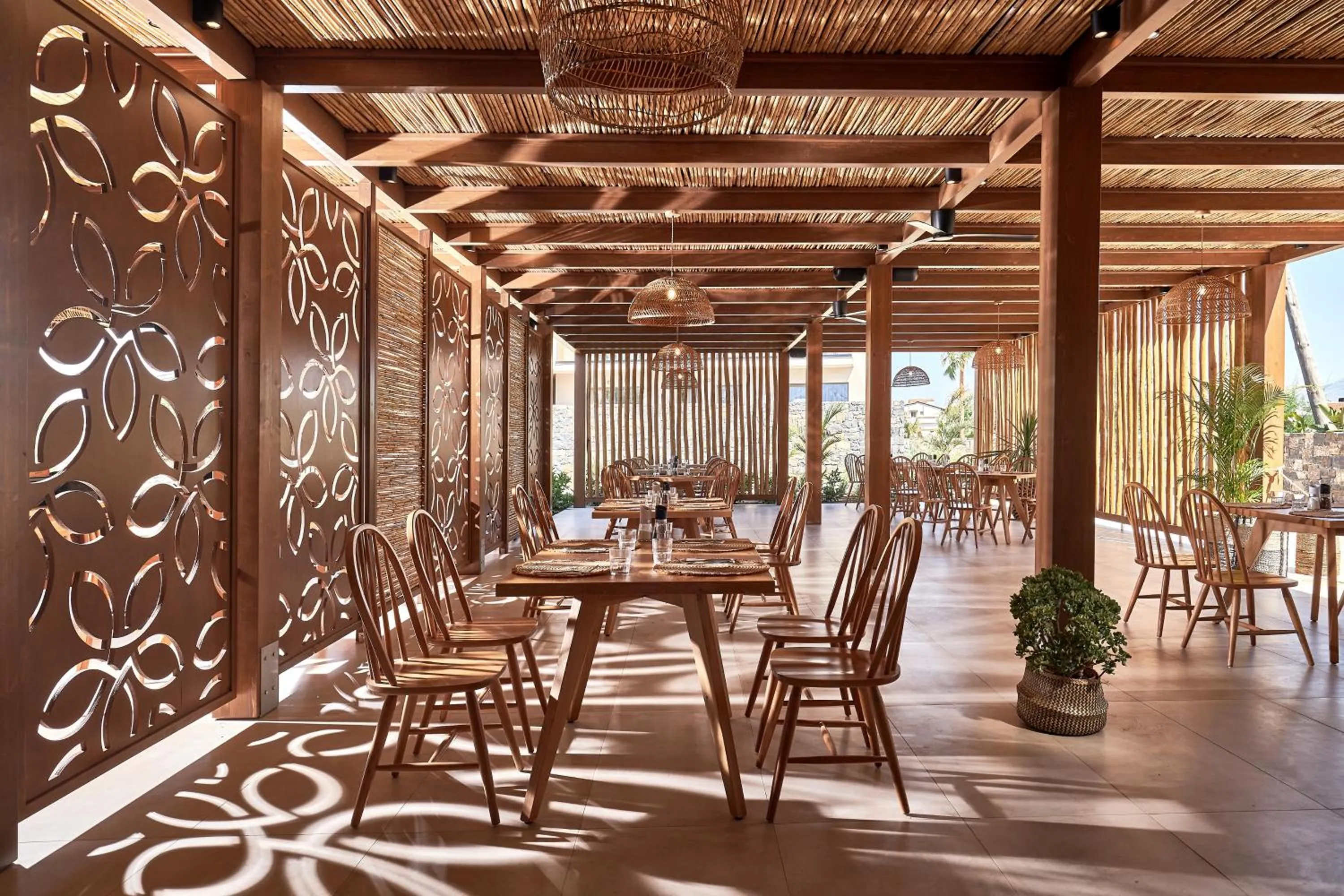 Restaurant/places to eat in Sentido Amounda Bay