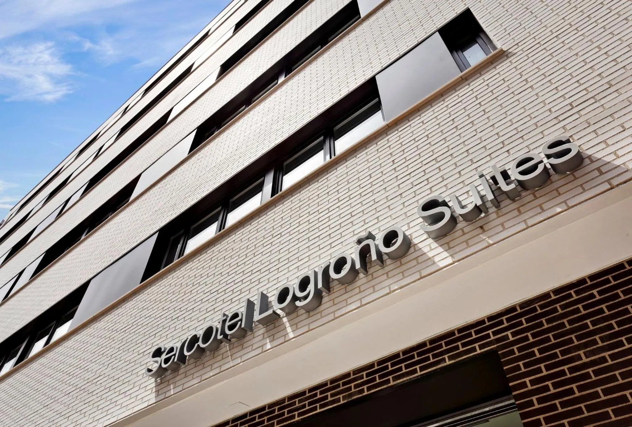 Facade/entrance in Sercotel Logroño Suites