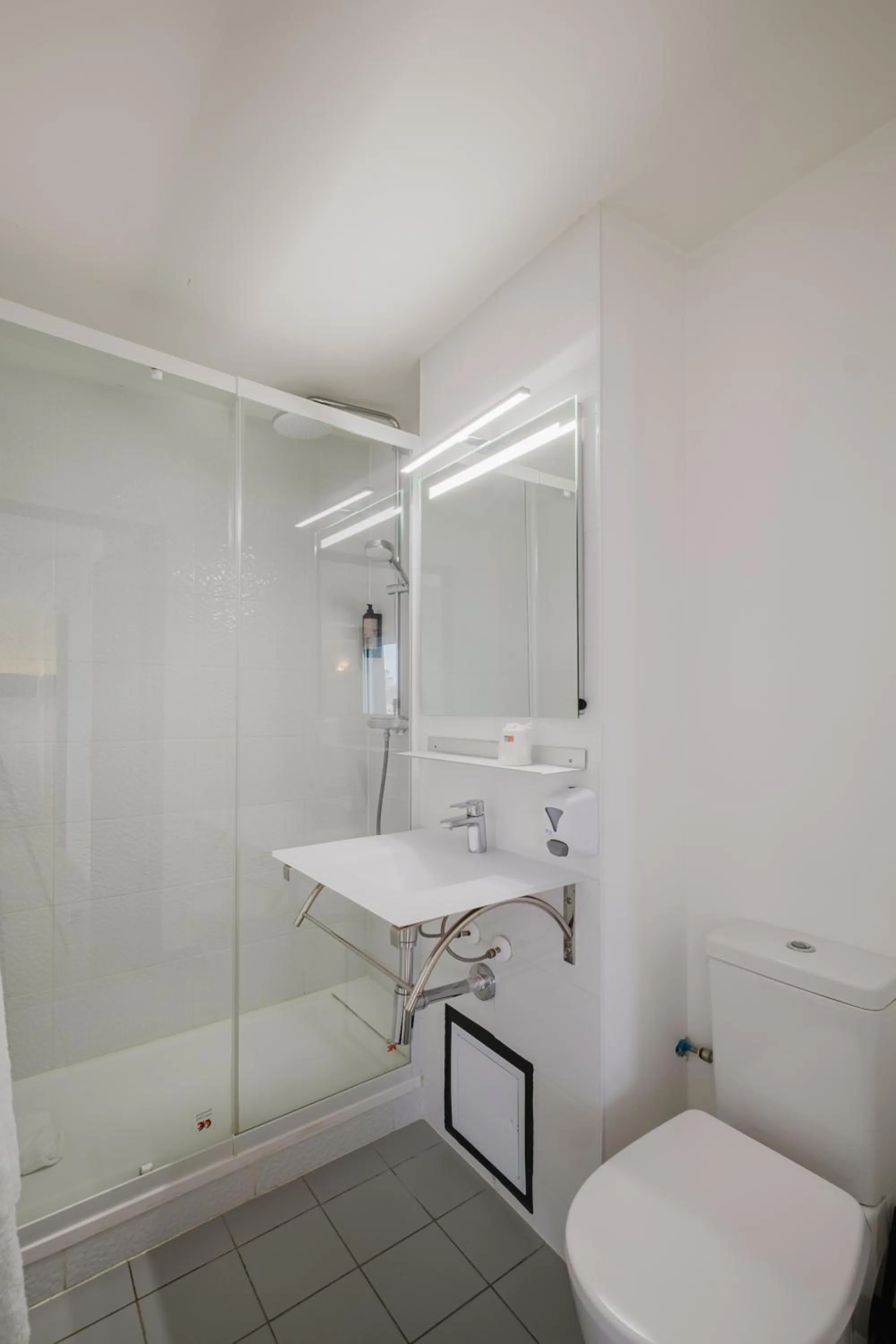 Shower in Hôtel Amaya