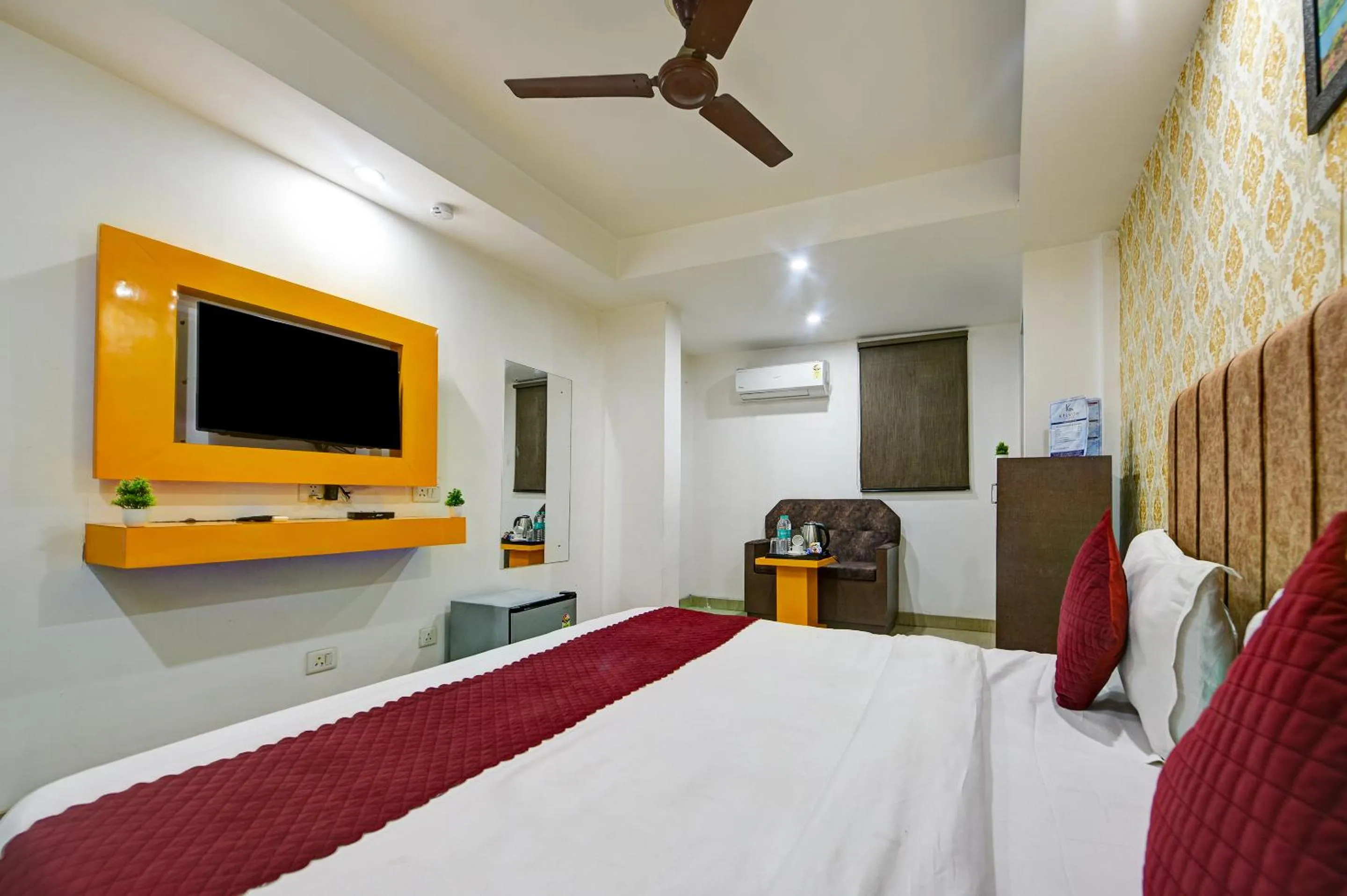Communal lounge/ TV room, Bed in Kelvish Hotel- Delhi Airport