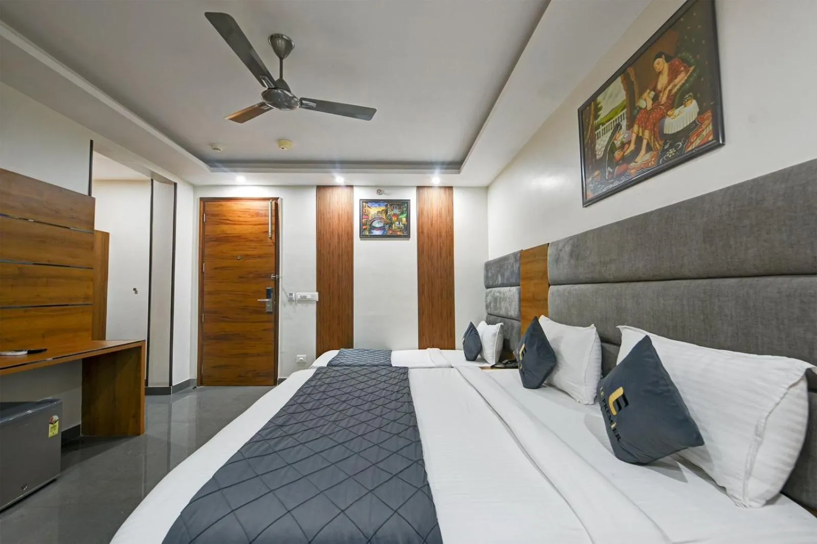 Living room, Bed in Kelvish Hotel- Delhi Airport