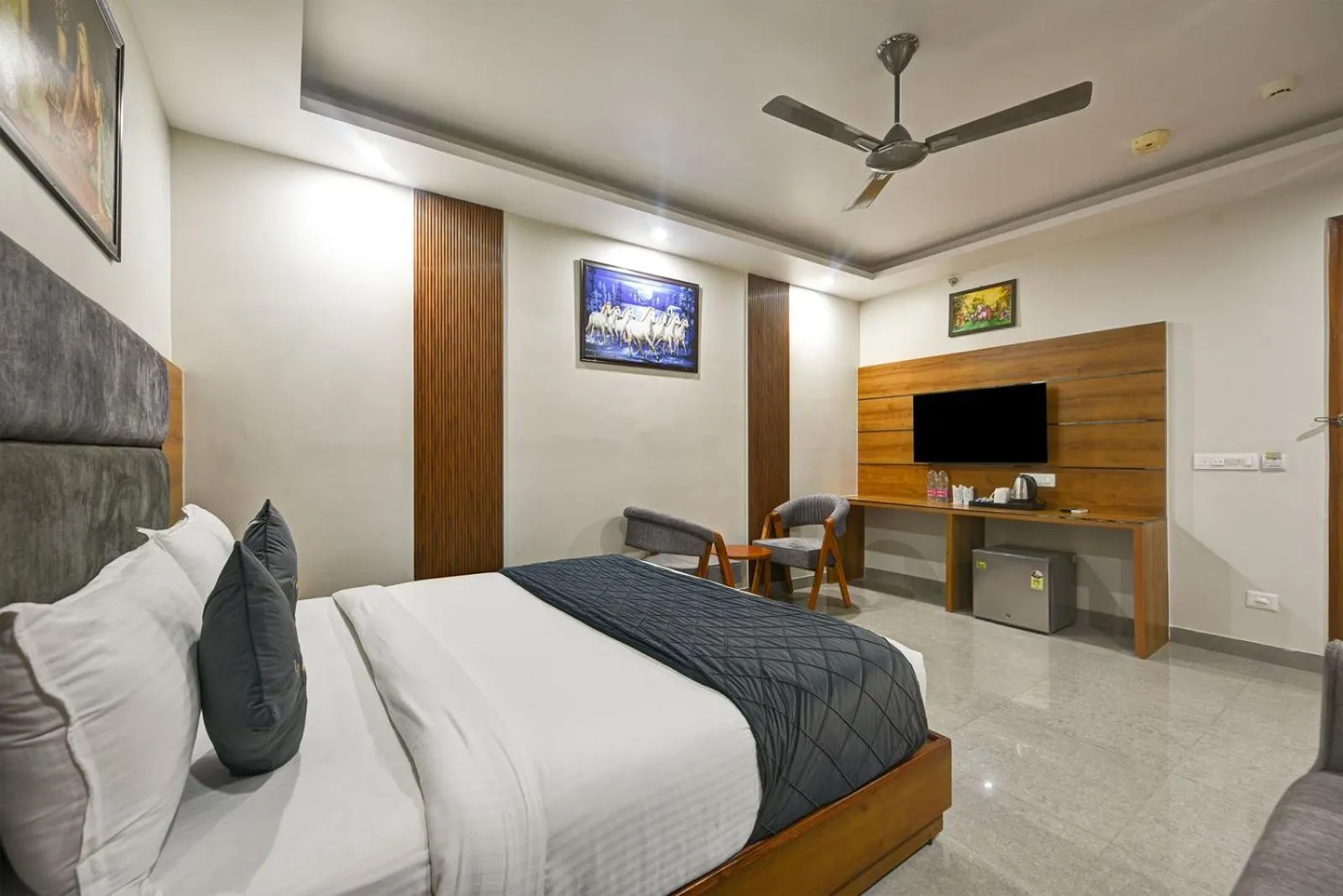 View (from property/room), Bed in Kelvish Hotel- Delhi Airport