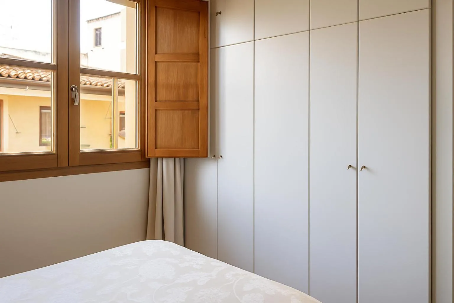 wardrobe, Bed in Smartmonki Sinagoga Entre la Catedral y Zocodover