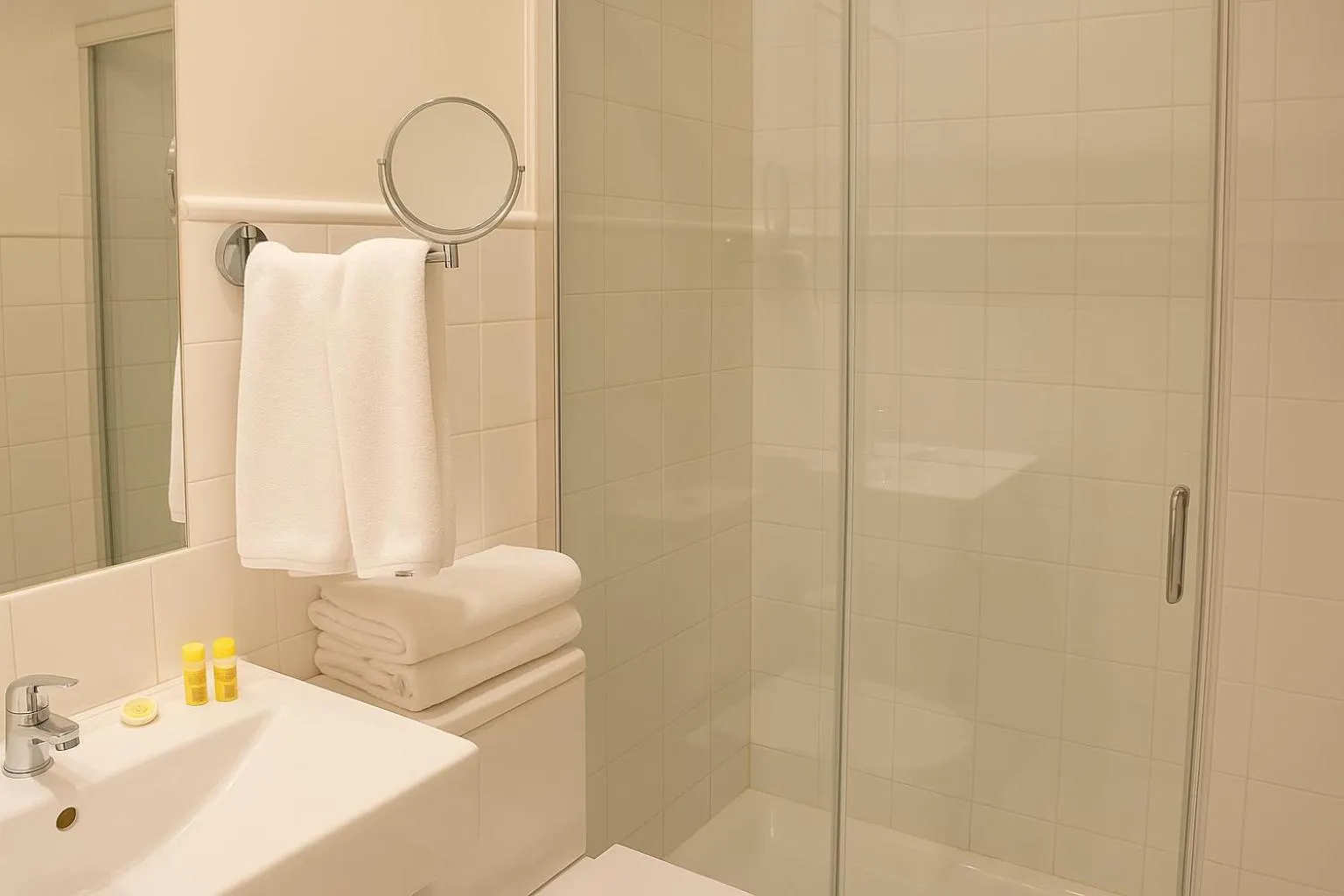 Shower in Smartmonki Sinagoga Entre la Catedral y Zocodover