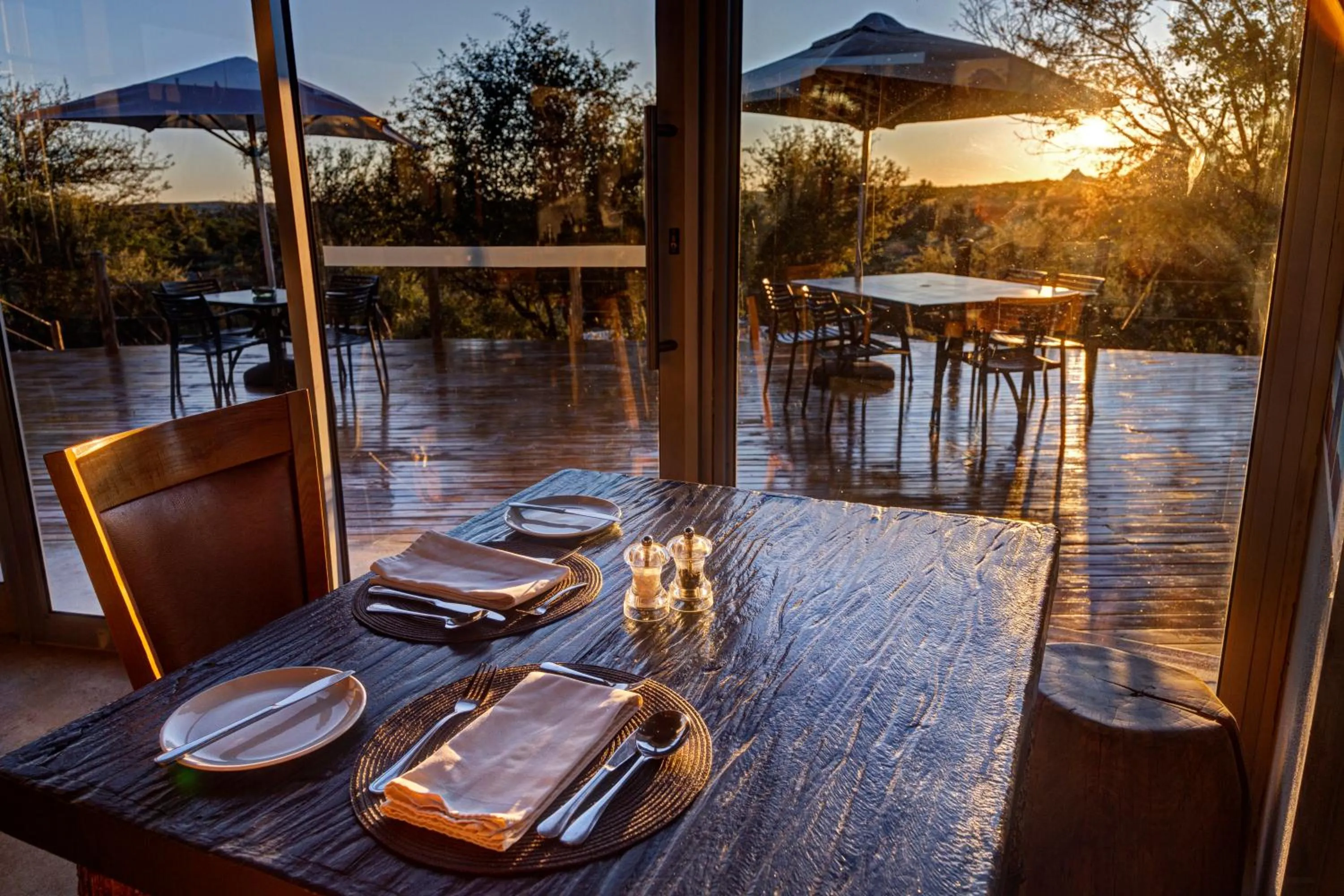 Restaurant/places to eat in Naankuse Lodge