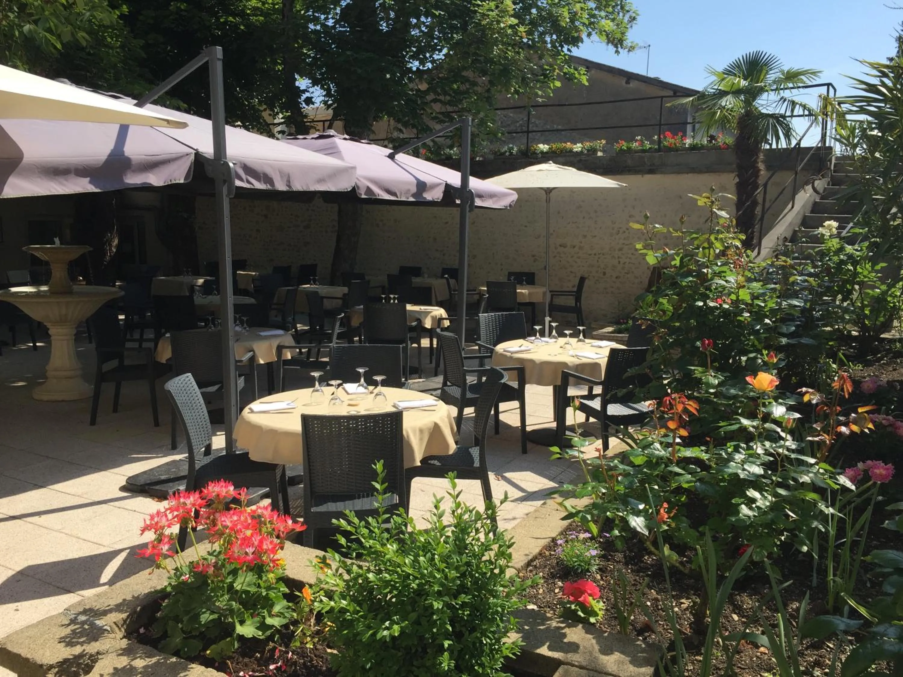 Patio in Hôtel Restaurant La Boule d'Or