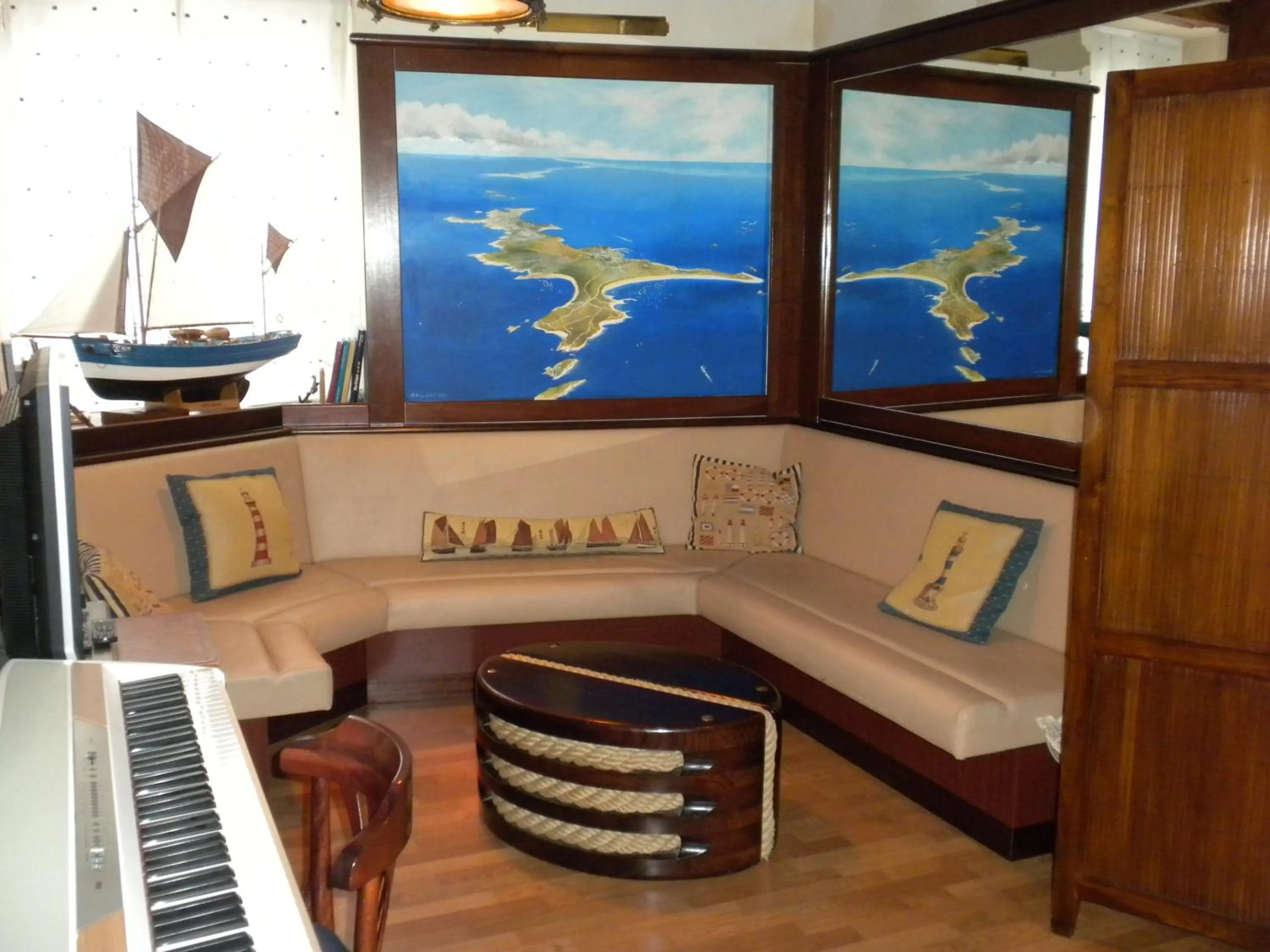 Communal lounge/ TV room in Hotel Le Marin