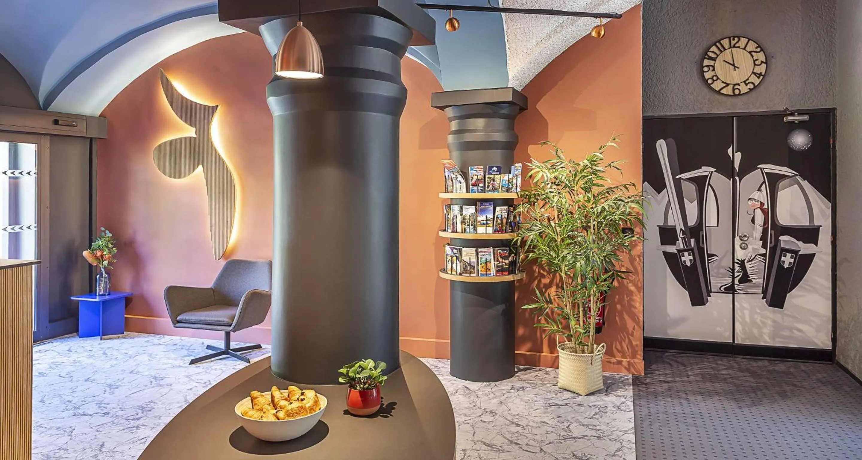 Lobby or reception in Sure Hotel by Best Western Annecy